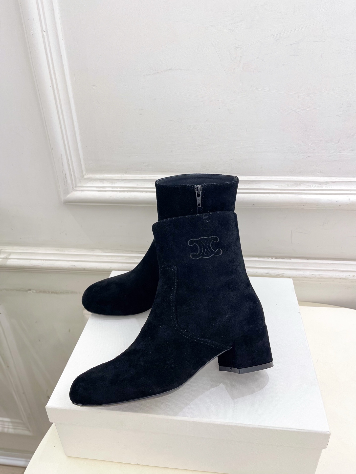 CELINE | 赛琳 25𝐬𝐬
💛2025秋冬新品 TRIOMPHE凯旋门复古高筒短靴上新!