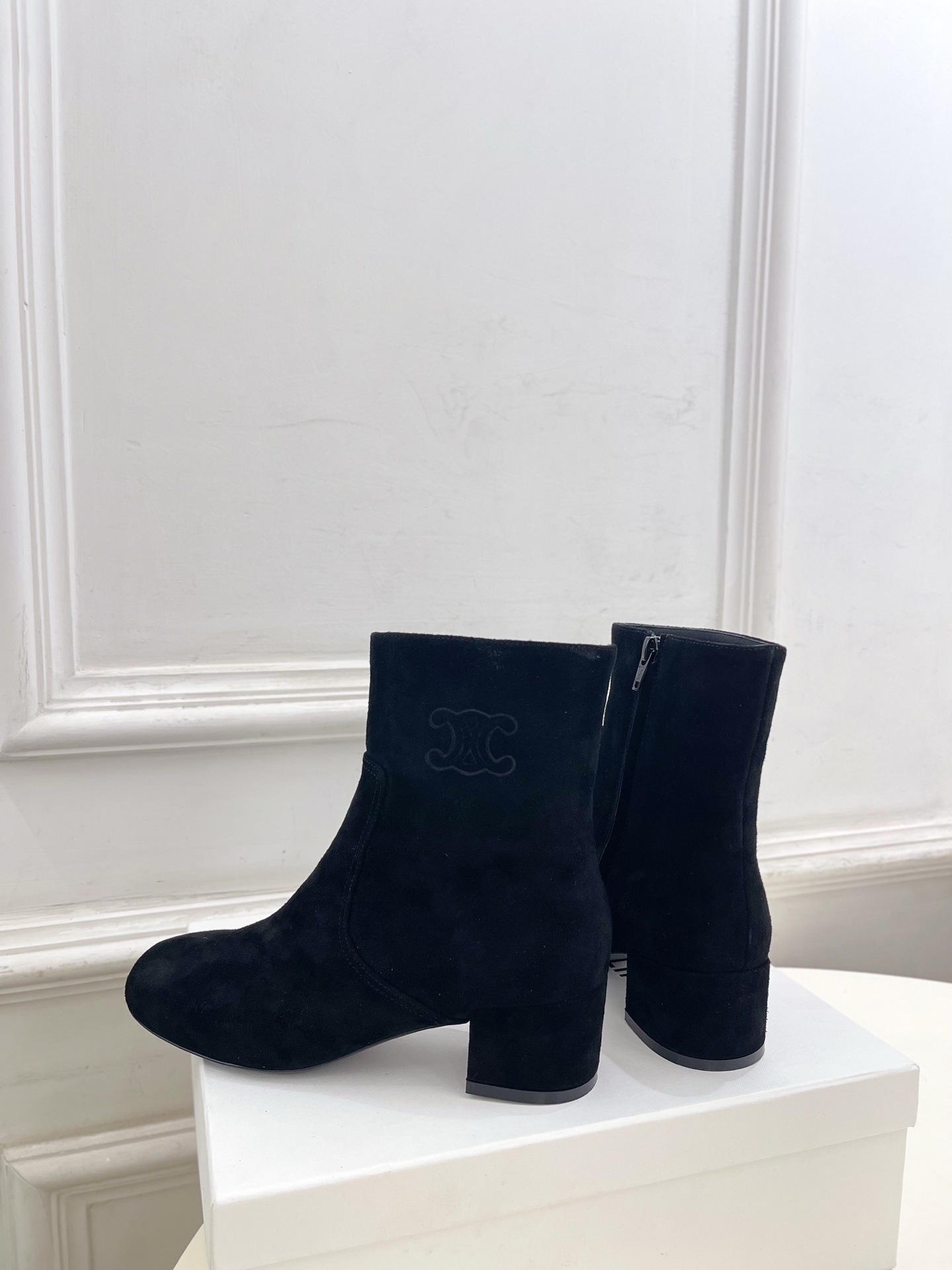 CELINE | 赛琳 25𝐬𝐬
💛2025秋冬新品 TRIOMPHE凯旋门复古高筒短靴上新!
