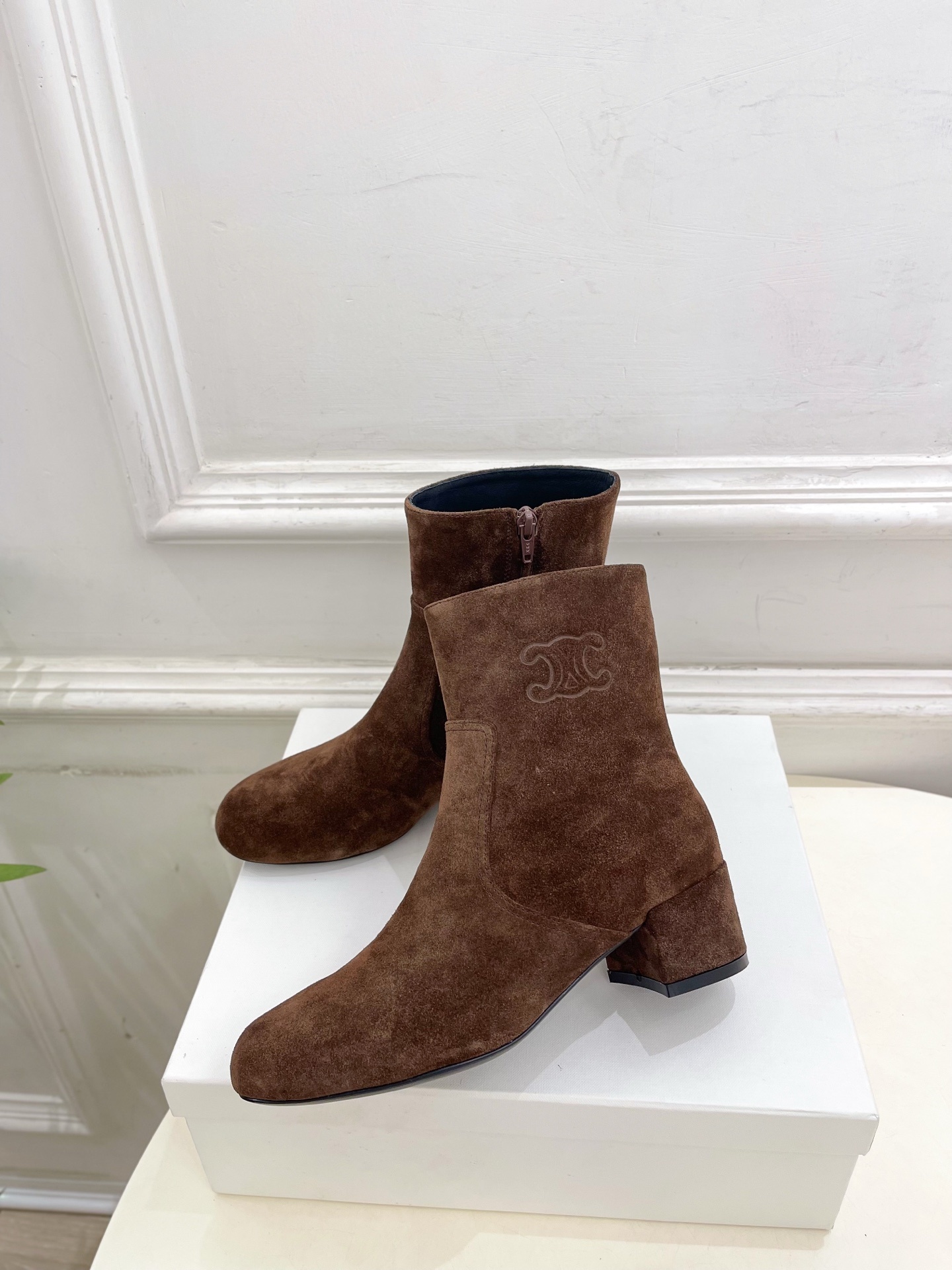 CELINE | 赛琳 25𝐬𝐬
💛2025秋冬新品 TRIOMPHE凯旋门复古高筒短靴上新!