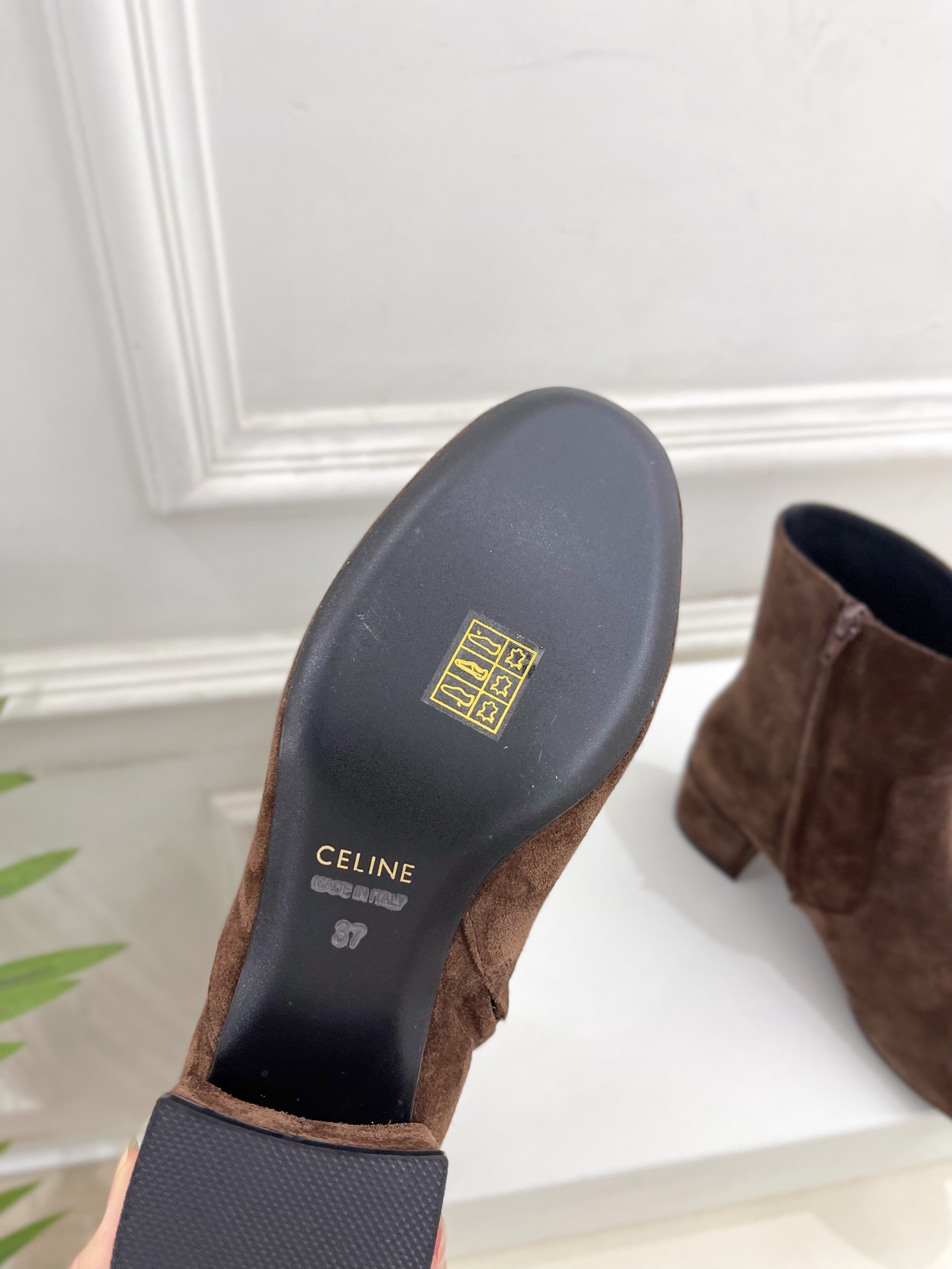 CELINE | 赛琳 25𝐬𝐬
💛2025秋冬新品 TRIOMPHE凯旋门复古高筒短靴上新!