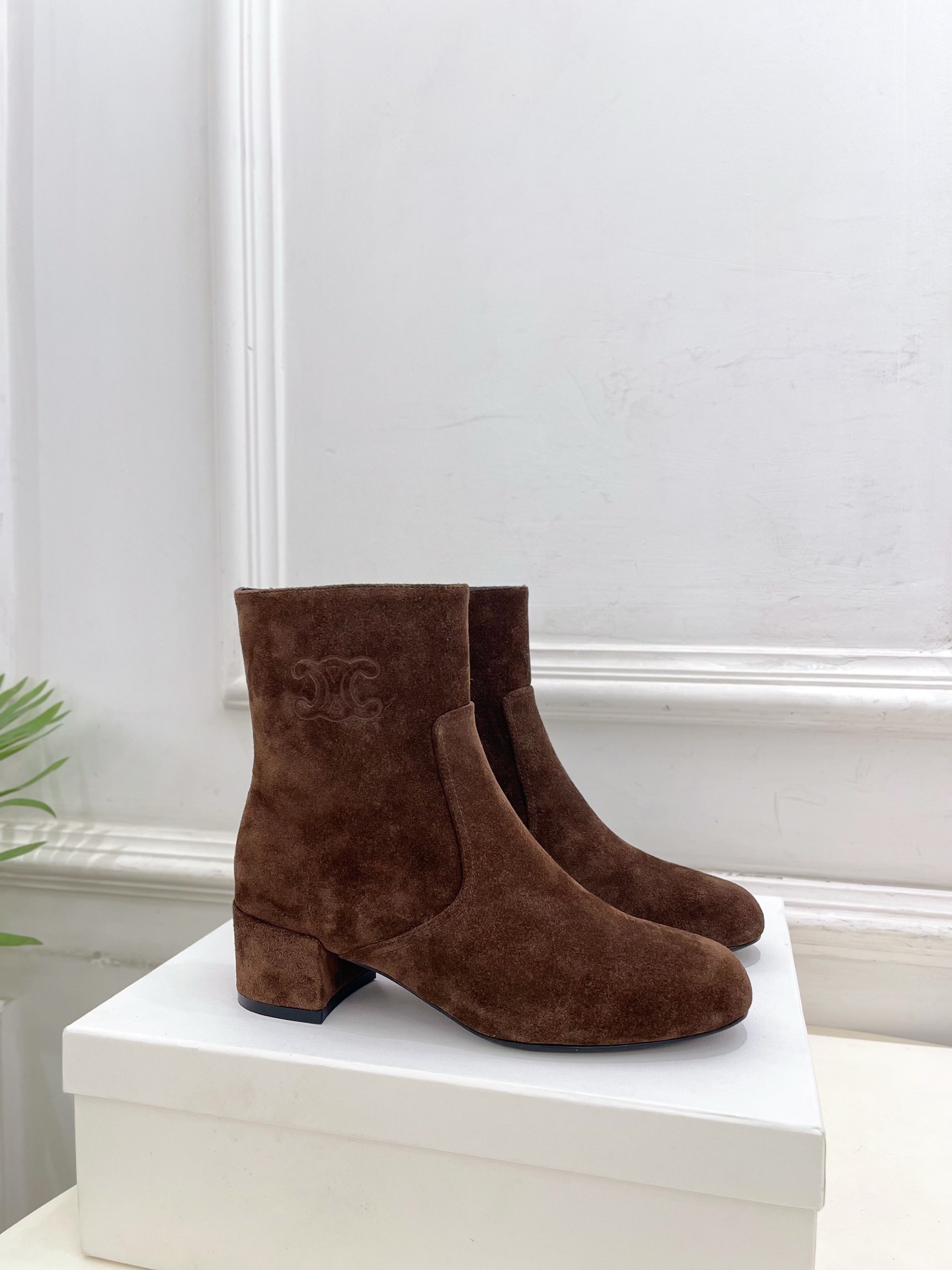 CELINE | 赛琳 25𝐬𝐬
💛2025秋冬新品 TRIOMPHE凯旋门复古高筒短靴上新!