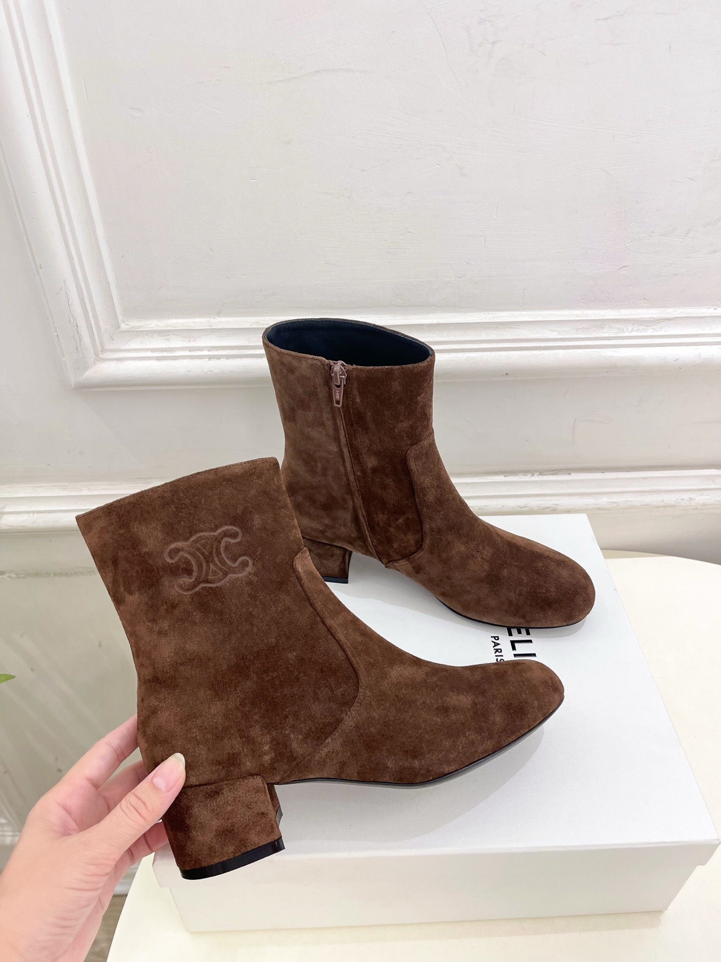 CELINE | 赛琳 25𝐬𝐬
💛2025秋冬新品 TRIOMPHE凯旋门复古高筒短靴上新!