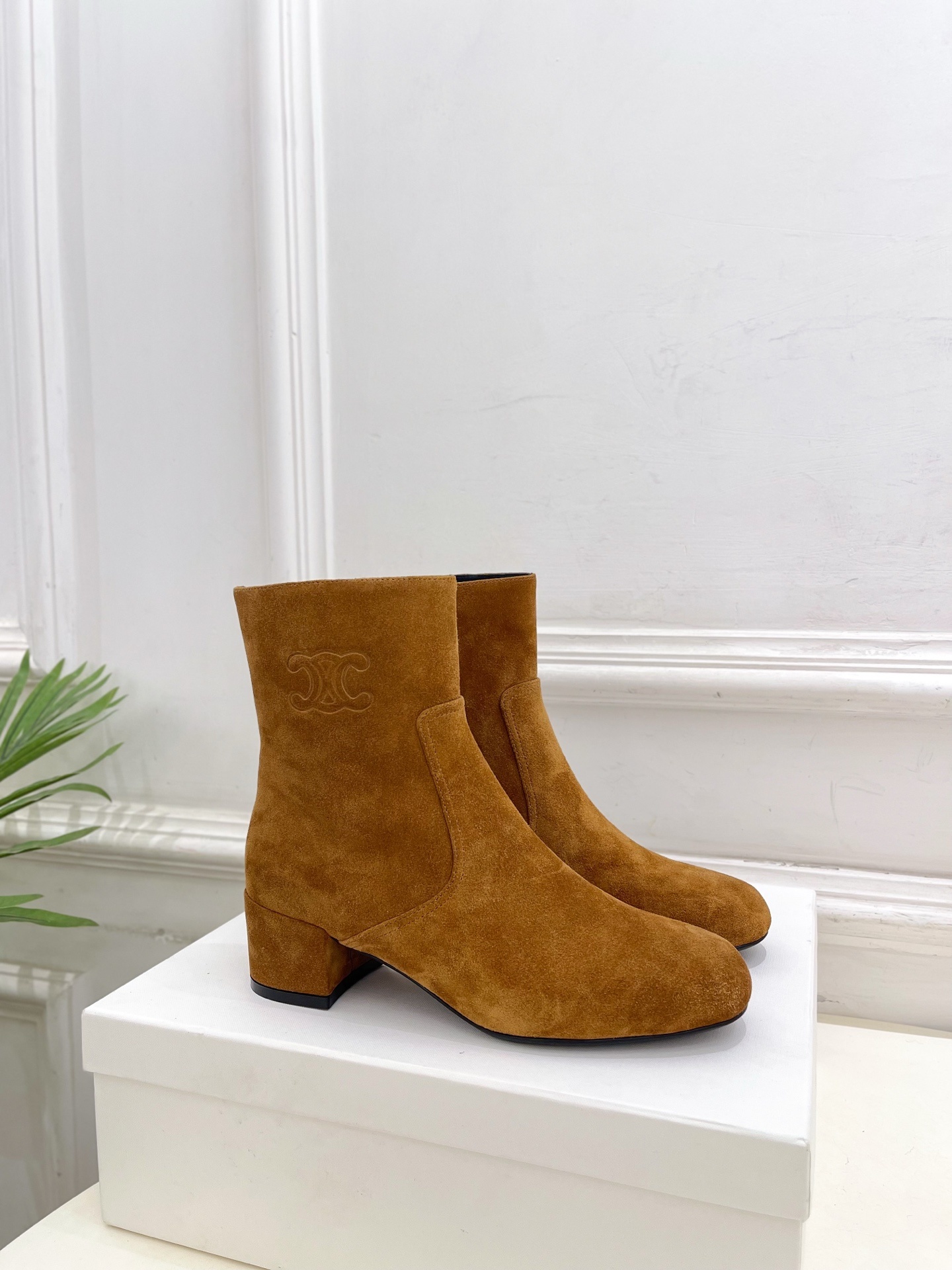 CELINE | 赛琳 25𝐬𝐬
💛2025秋冬新品 TRIOMPHE凯旋门复古高筒短靴上新!