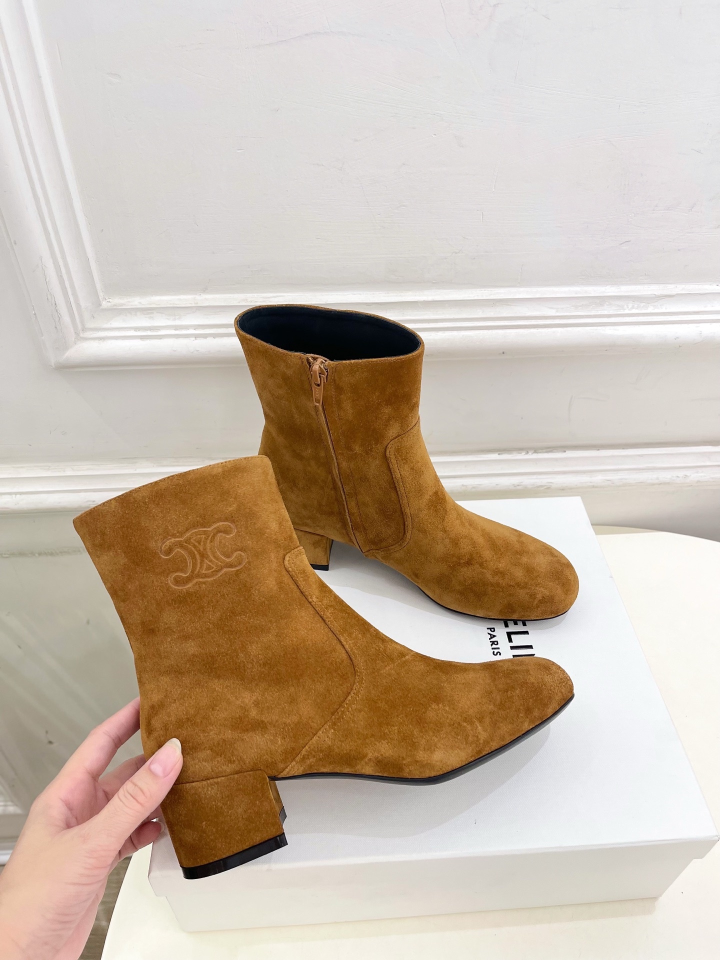 CELINE | 赛琳 25𝐬𝐬
💛2025秋冬新品 TRIOMPHE凯旋门复古高筒短靴上新!