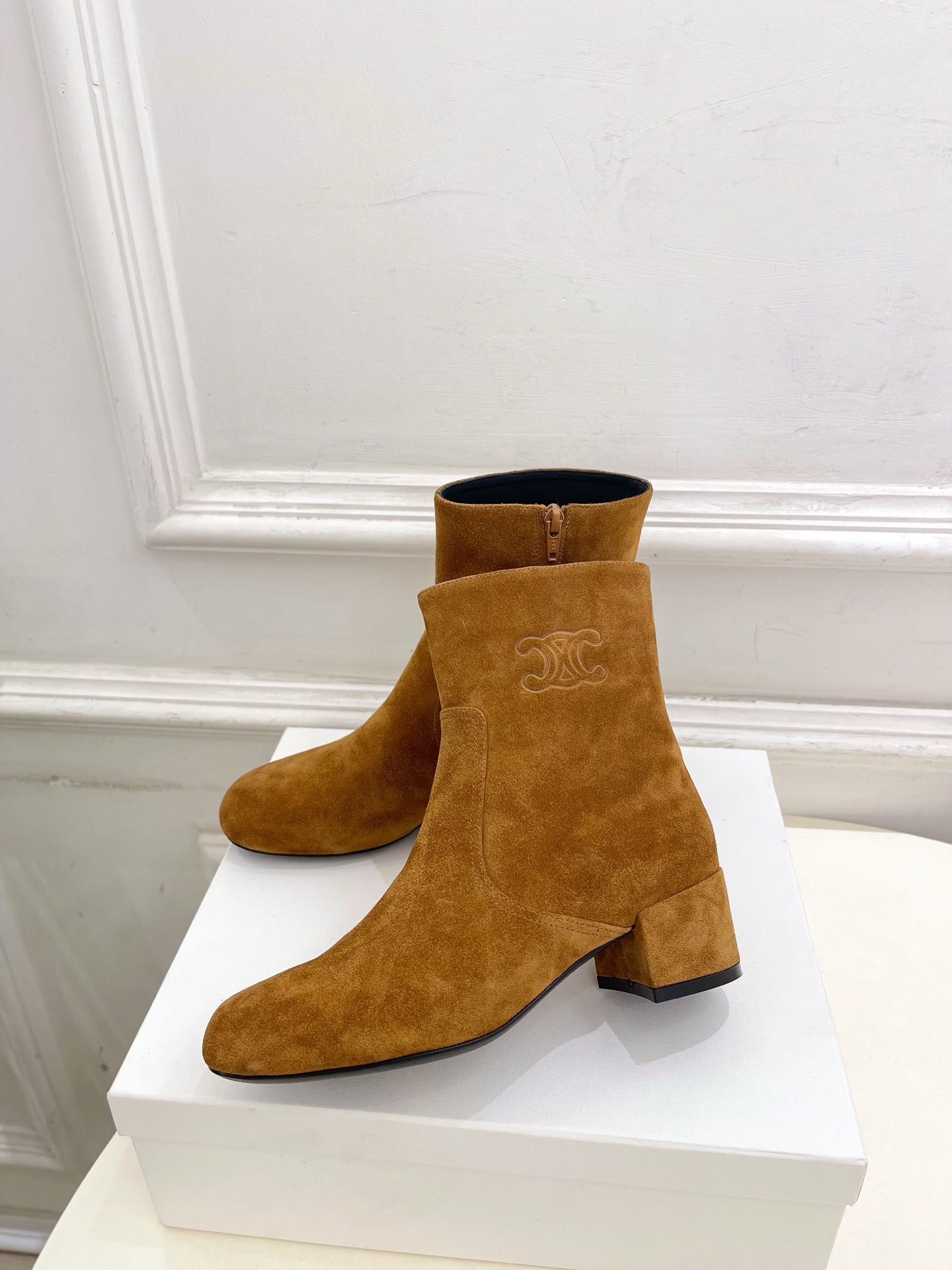 CELINE | 赛琳 25𝐬𝐬
💛2025秋冬新品 TRIOMPHE凯旋门复古高筒短靴上新!