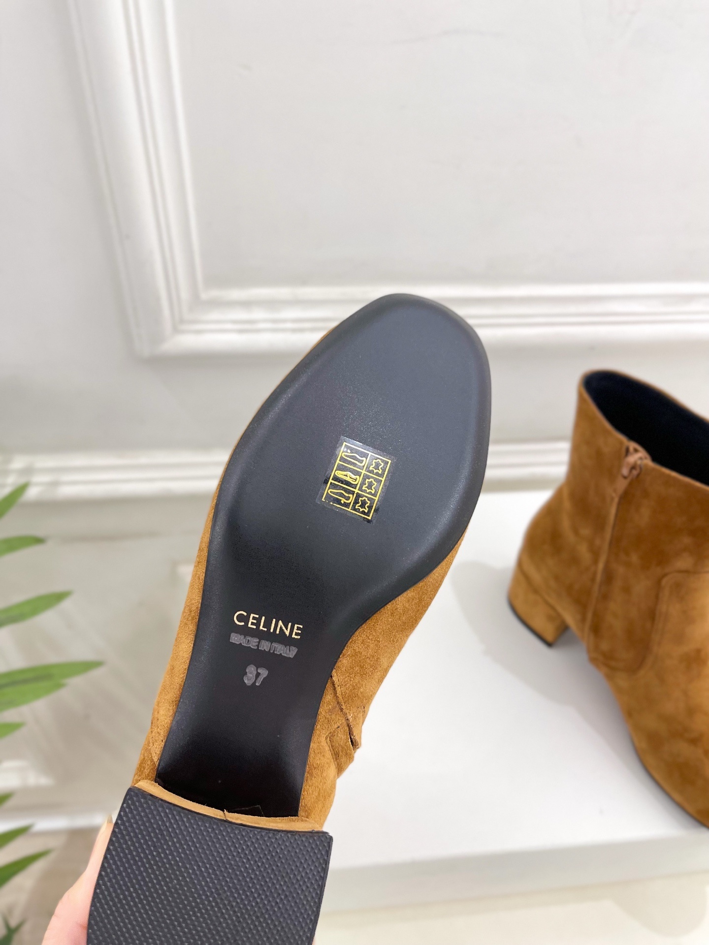 CELINE | 赛琳 25𝐬𝐬
💛2025秋冬新品 TRIOMPHE凯旋门复古高筒短靴上新!
