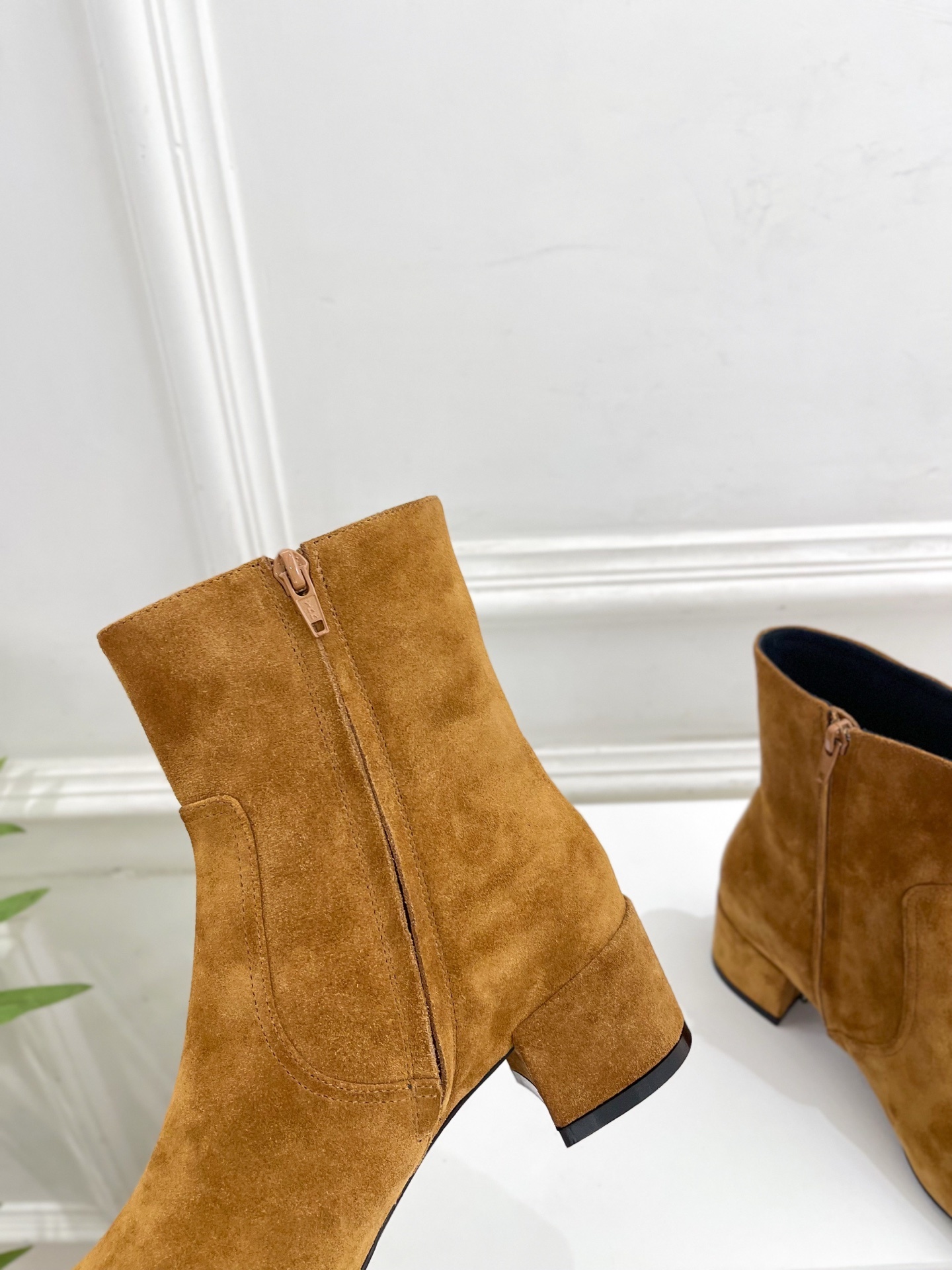 CELINE | 赛琳 25𝐬𝐬
💛2025秋冬新品 TRIOMPHE凯旋门复古高筒短靴上新!