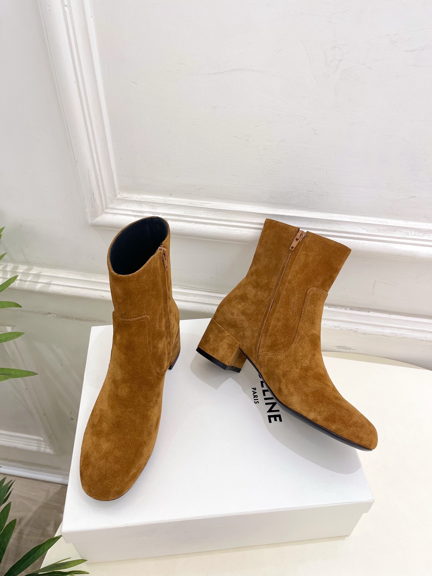 CELINE | 赛琳 25𝐬𝐬
💛2025秋冬新品 TRIOMPHE凯旋门复古高筒短靴上新!