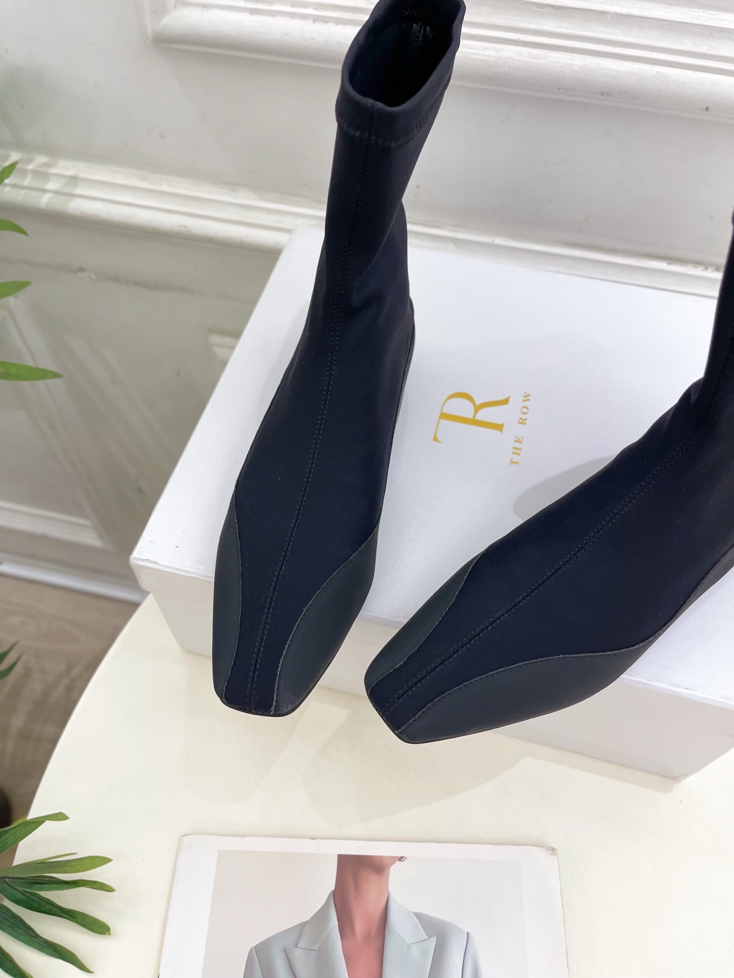 The row 2025秋冬新品 方头复古弹力短靴长靴
—————————
作为这两年最受欢迎的设计师牌