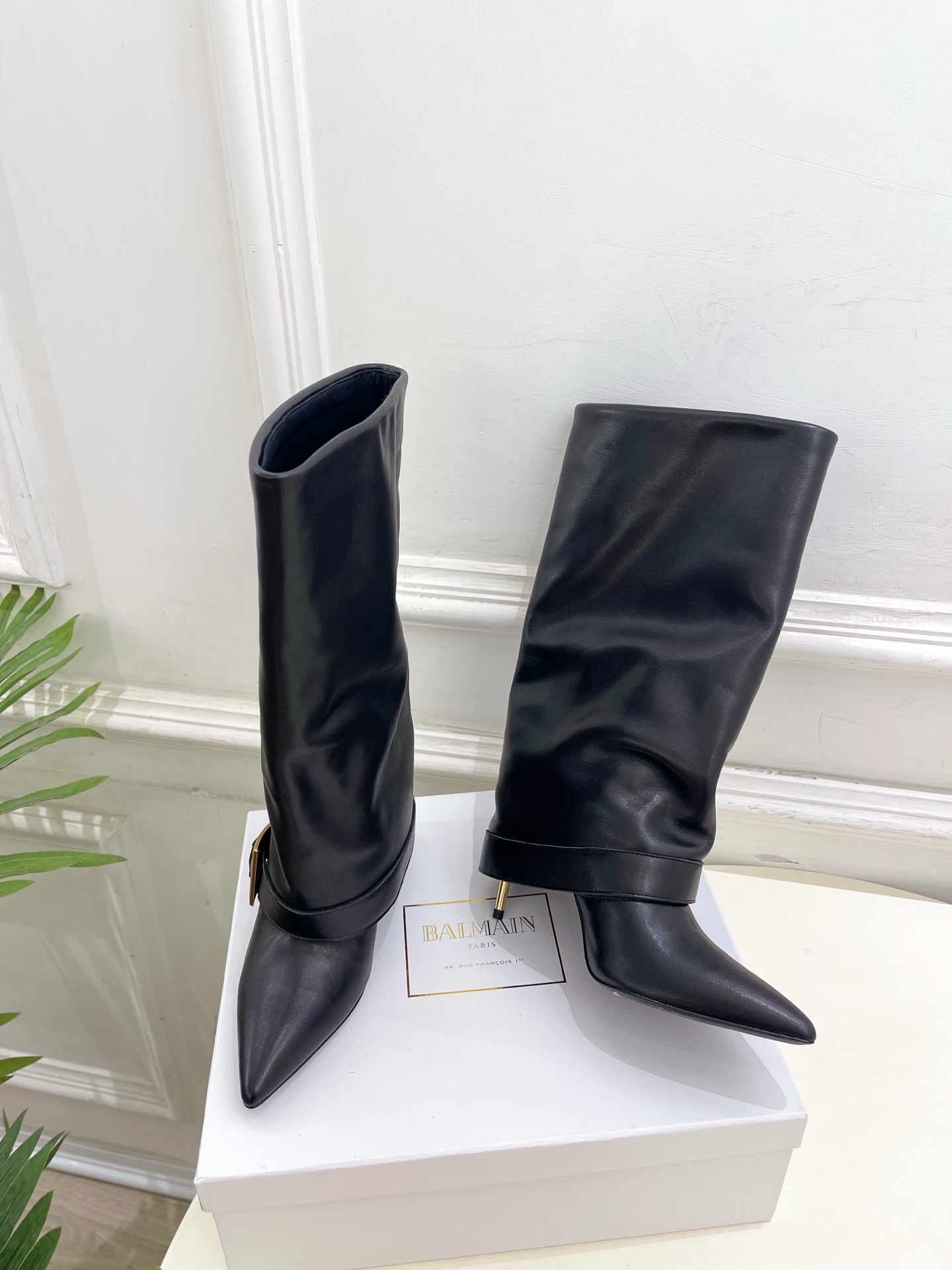 Balmain巴尔曼 代购级别⚠️2025秋冬新品 经典高跟尖头皮带扣裤管靴—————————

顶级奢