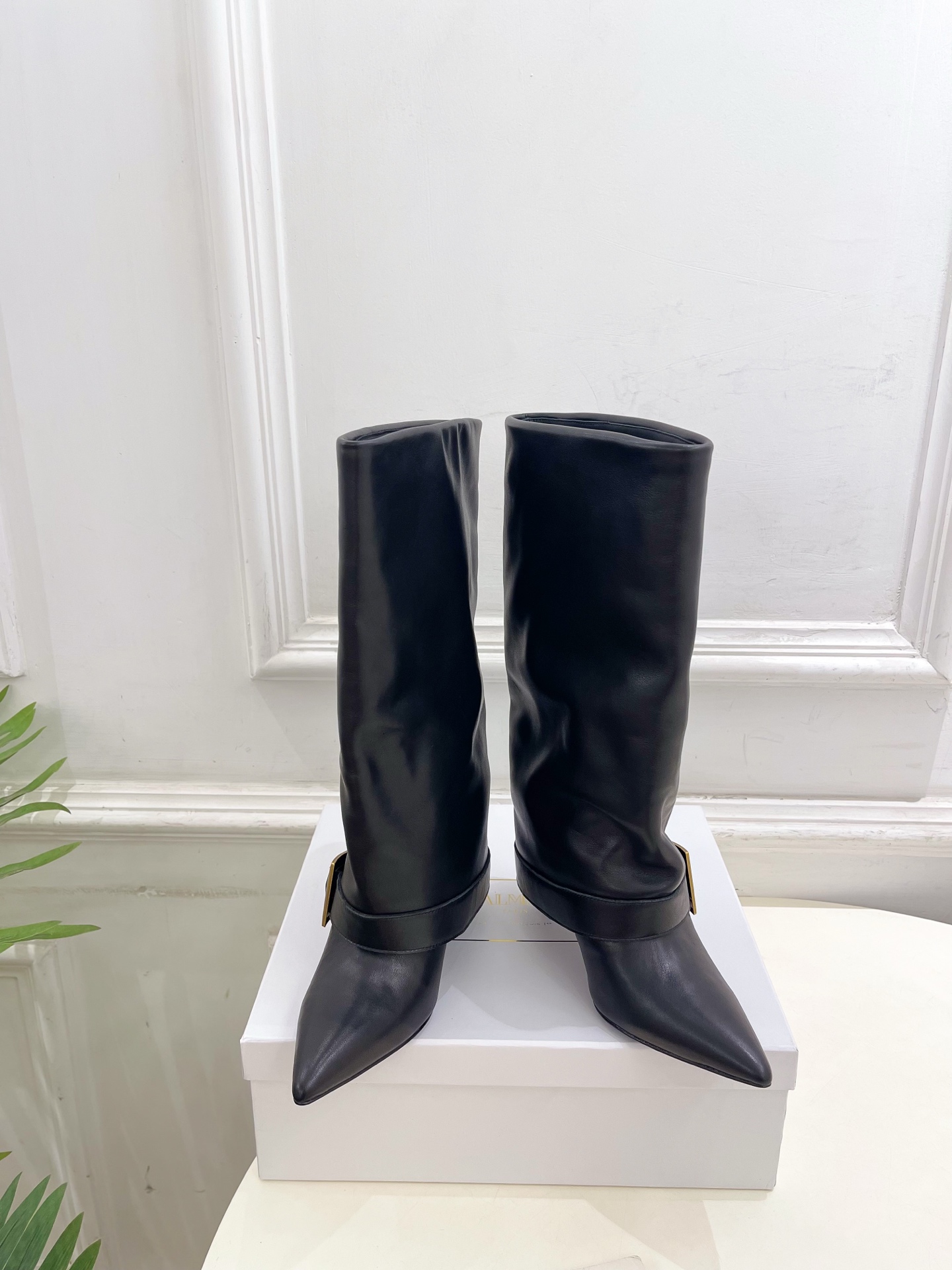 Balmain巴尔曼 代购级别⚠️2025秋冬新品 经典高跟尖头皮带扣裤管靴—————————

顶级奢