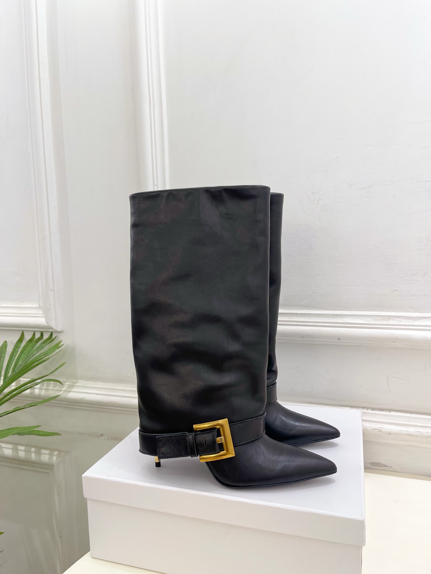 Balmain巴尔曼 代购级别⚠️2025秋冬新品 经典高跟尖头皮带扣裤管靴—————————

顶级奢