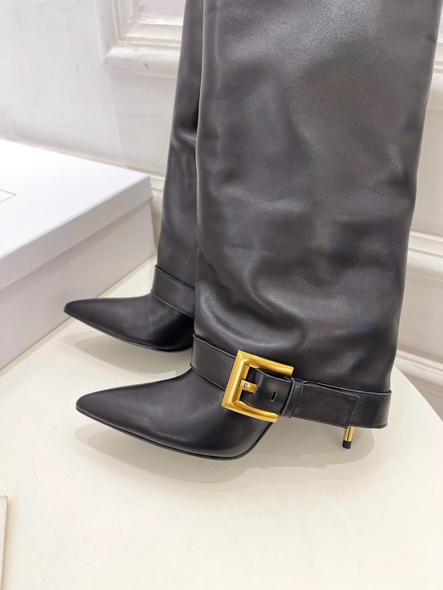 Balmain巴尔曼 代购级别⚠️2025秋冬新品 经典高跟尖头皮带扣裤管靴—————————

顶级奢