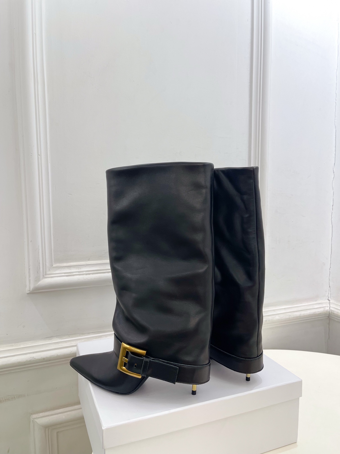 Balmain巴尔曼 代购级别⚠️2025秋冬新品 经典高跟尖头皮带扣裤管靴—————————

顶级奢