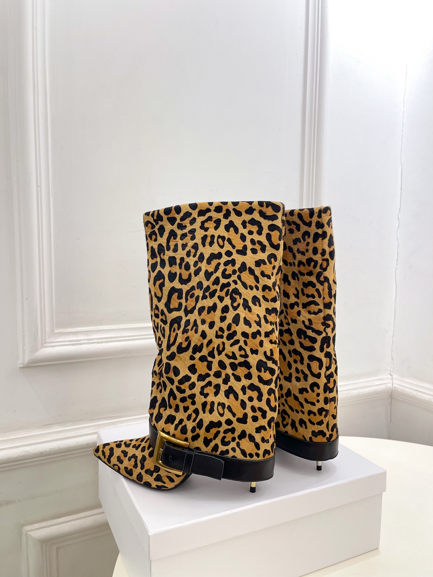 Balmain巴尔曼 代购级别⚠️2025秋冬新品 经典高跟尖头皮带扣裤管靴—————————

顶级奢