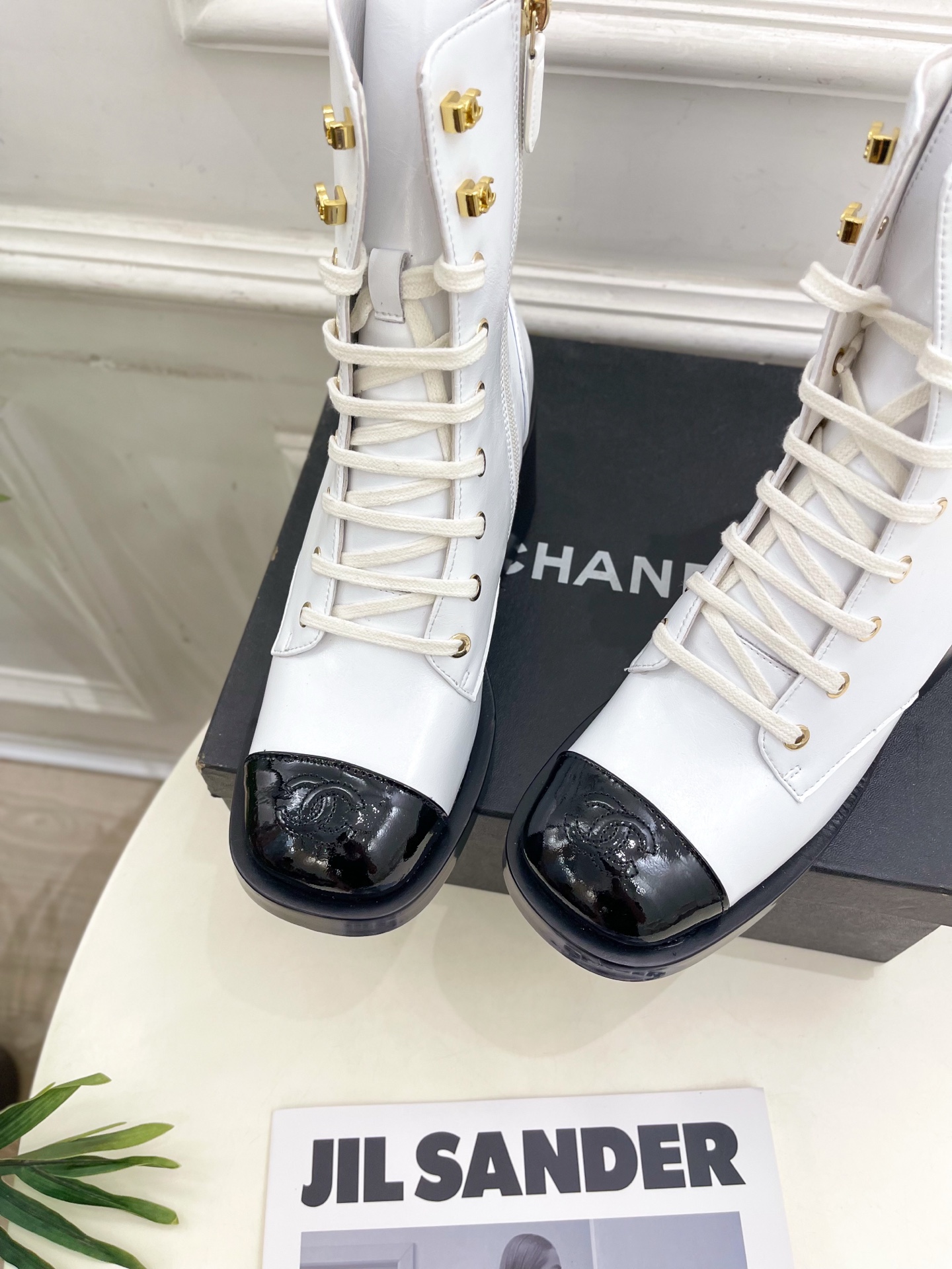 𝐂𝐇𝐀𝐍𝐄𝐋  | 小香  25𝐬𝐬 

🦋2025 秋冬秀场新品 小香双C粗跟系带马丁靴系列上新〰


