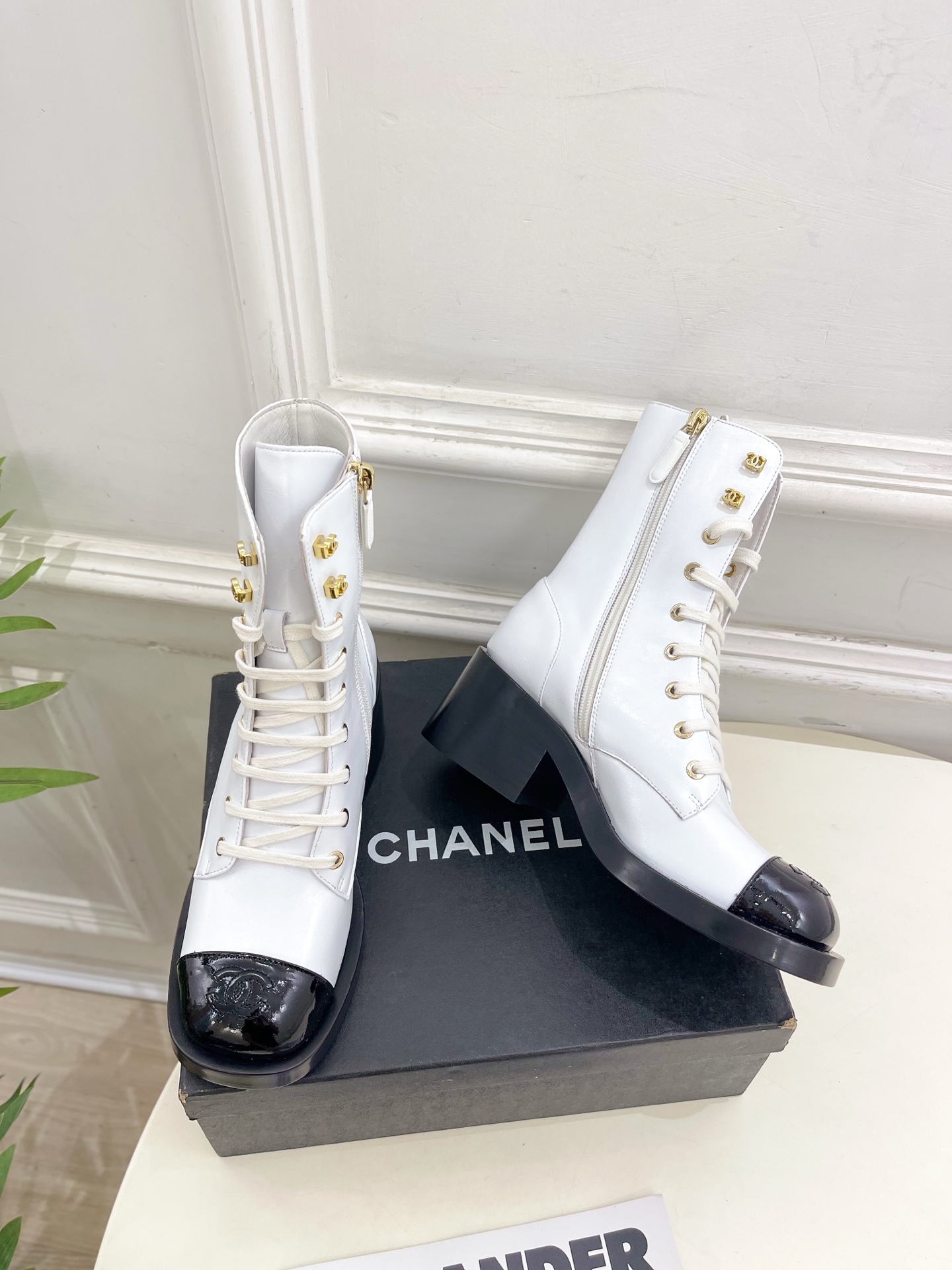 𝐂𝐇𝐀𝐍𝐄𝐋  | 小香  25𝐬𝐬 

🦋2025 秋冬秀场新品 小香双C粗跟系带马丁靴系列上新〰

