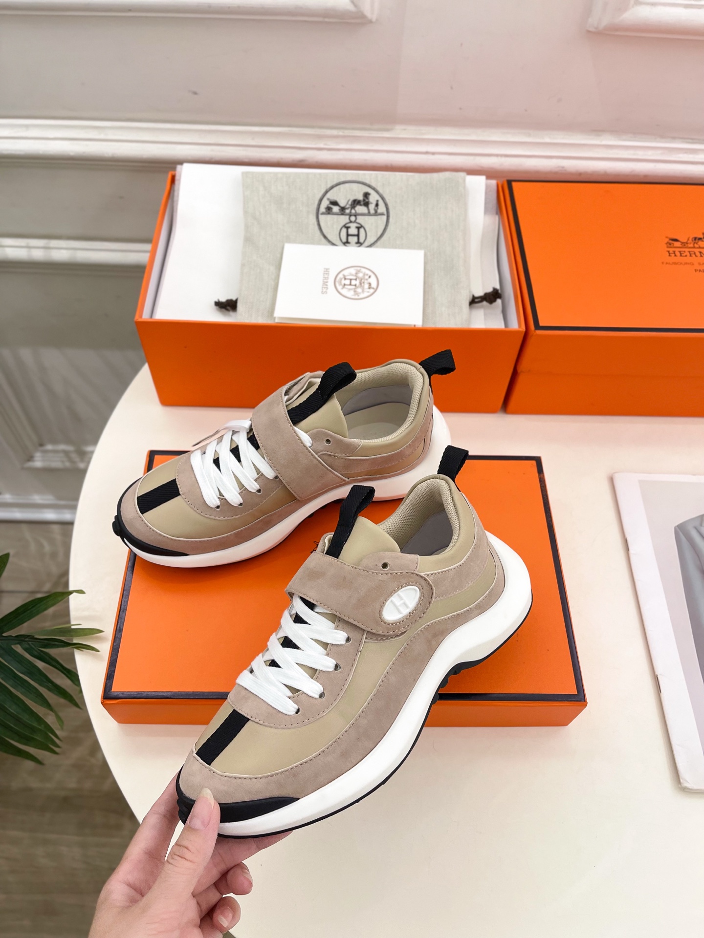 🐎𝐇𝐄𝐑𝐌𝐄* 爱玛仕 25𝐬𝐬 

🌈2025春夏新品 专柜新款魔术贴休闲运动鞋系列〰

◽鞋面：原版