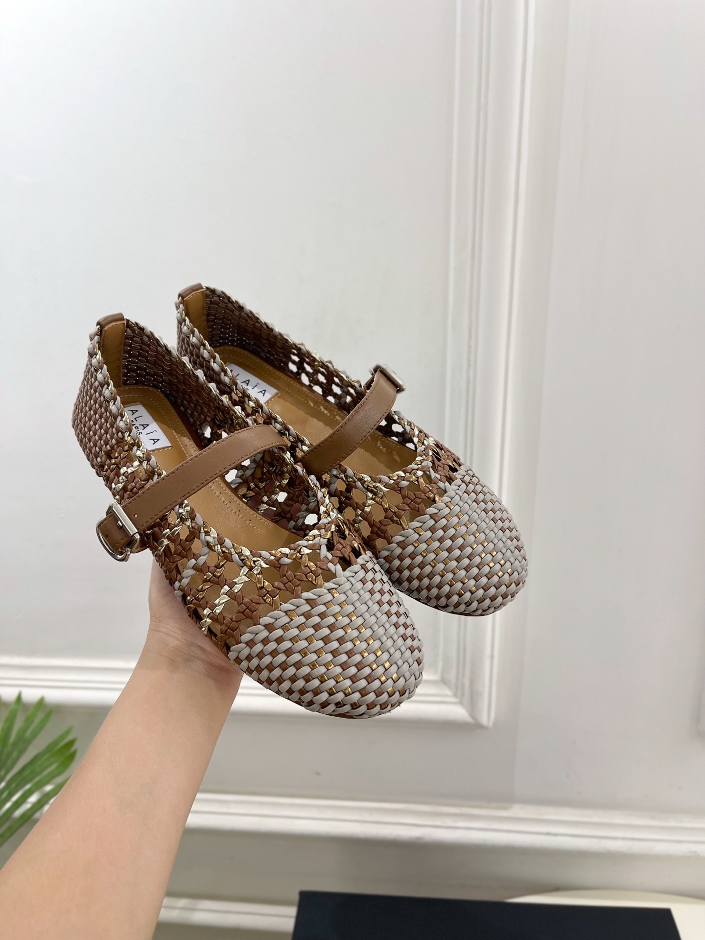 ALAÏA 阿莱亚25SS春夏新品 镂空编织玛丽珍鞋
—————————
Alaïa作为这两年最受欢迎的