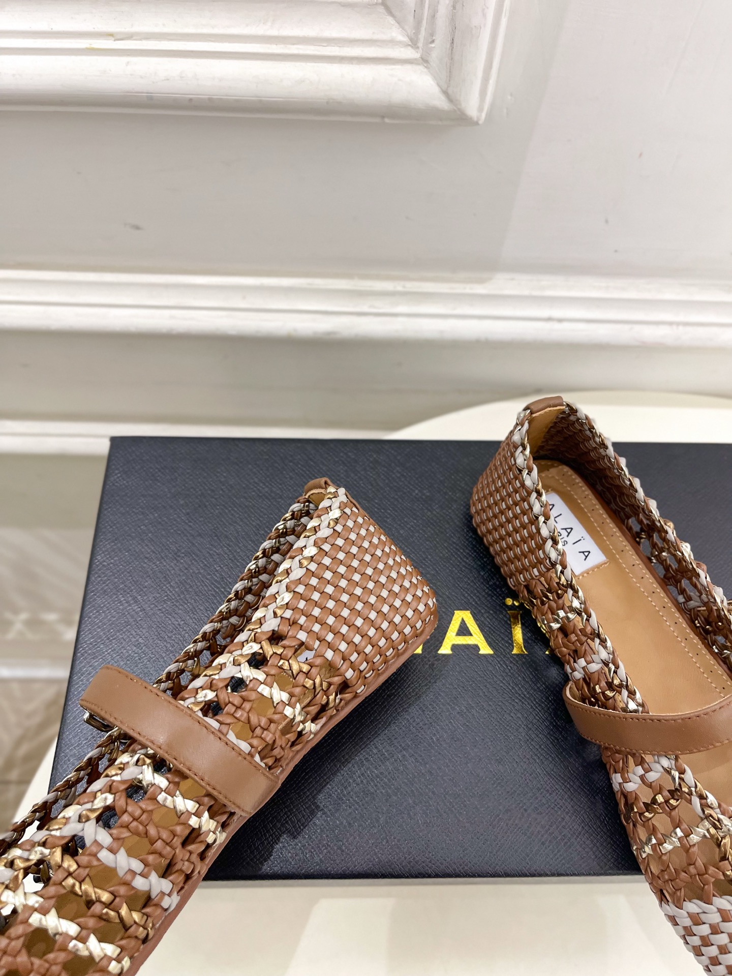 ALAÏA 阿莱亚25SS春夏新品 镂空编织玛丽珍鞋
—————————
Alaïa作为这两年最受欢迎的