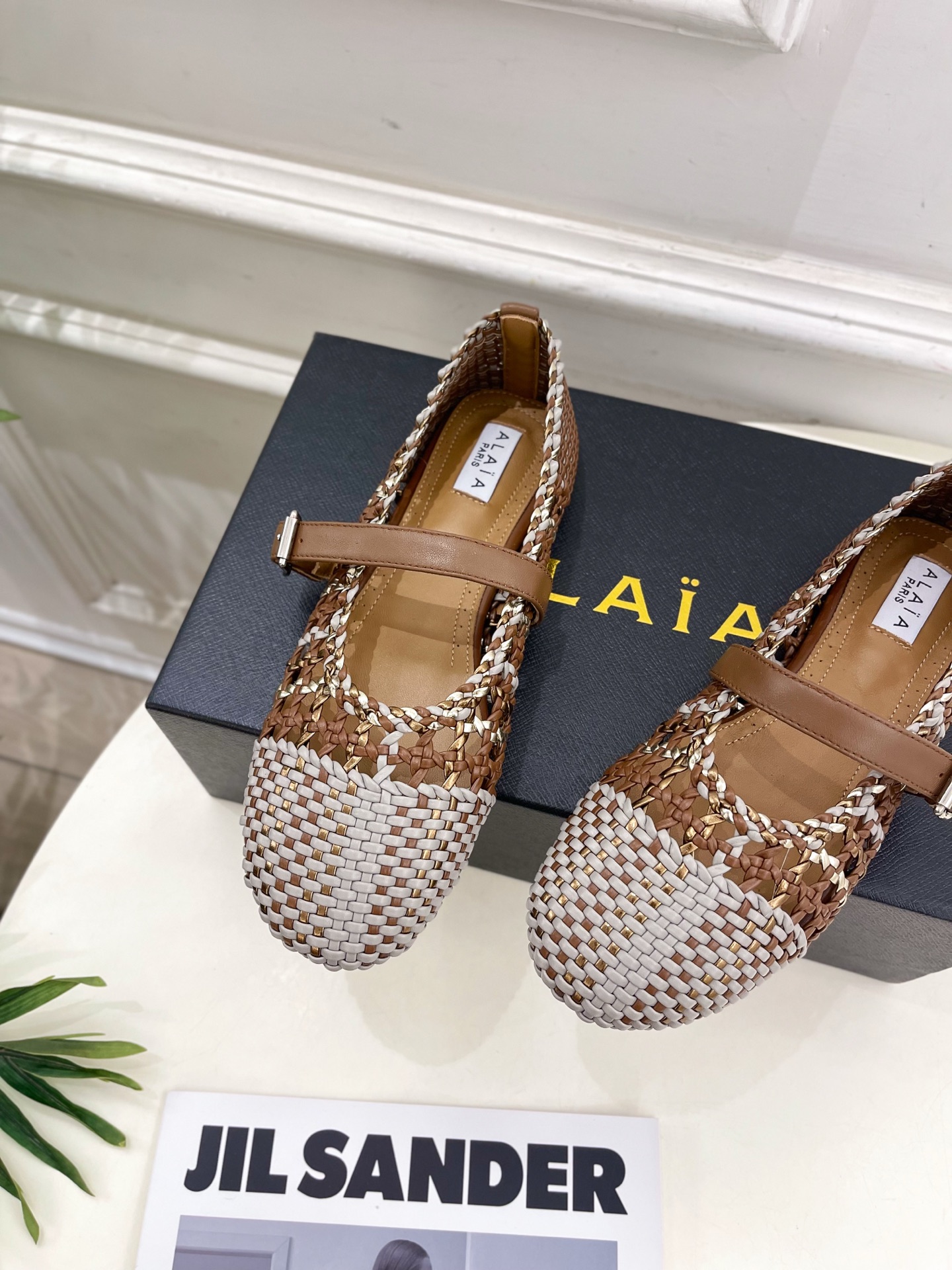 ALAÏA 阿莱亚25SS春夏新品 镂空编织玛丽珍鞋
—————————
Alaïa作为这两年最受欢迎的