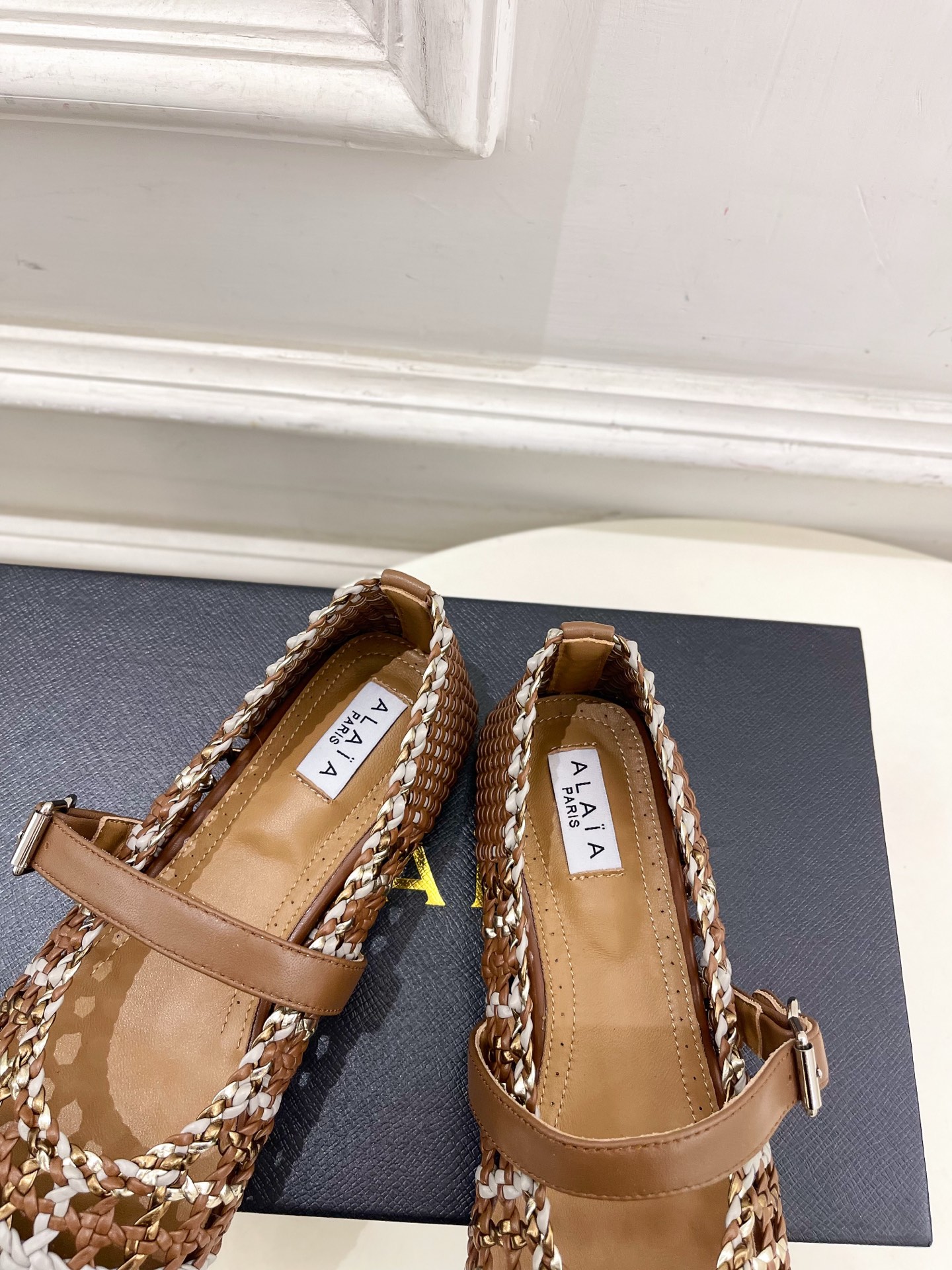 ALAÏA 阿莱亚25SS春夏新品 镂空编织玛丽珍鞋
—————————
Alaïa作为这两年最受欢迎的