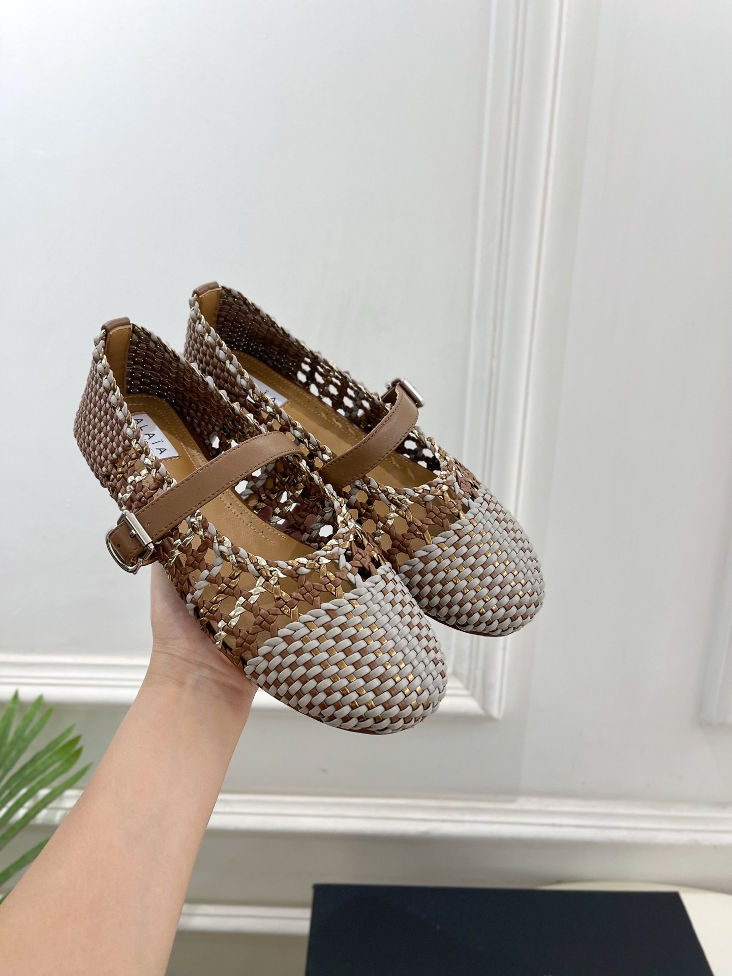 ALAÏA 阿莱亚25SS春夏新品 镂空编织玛丽珍鞋
—————————
Alaïa作为这两年最受欢迎的