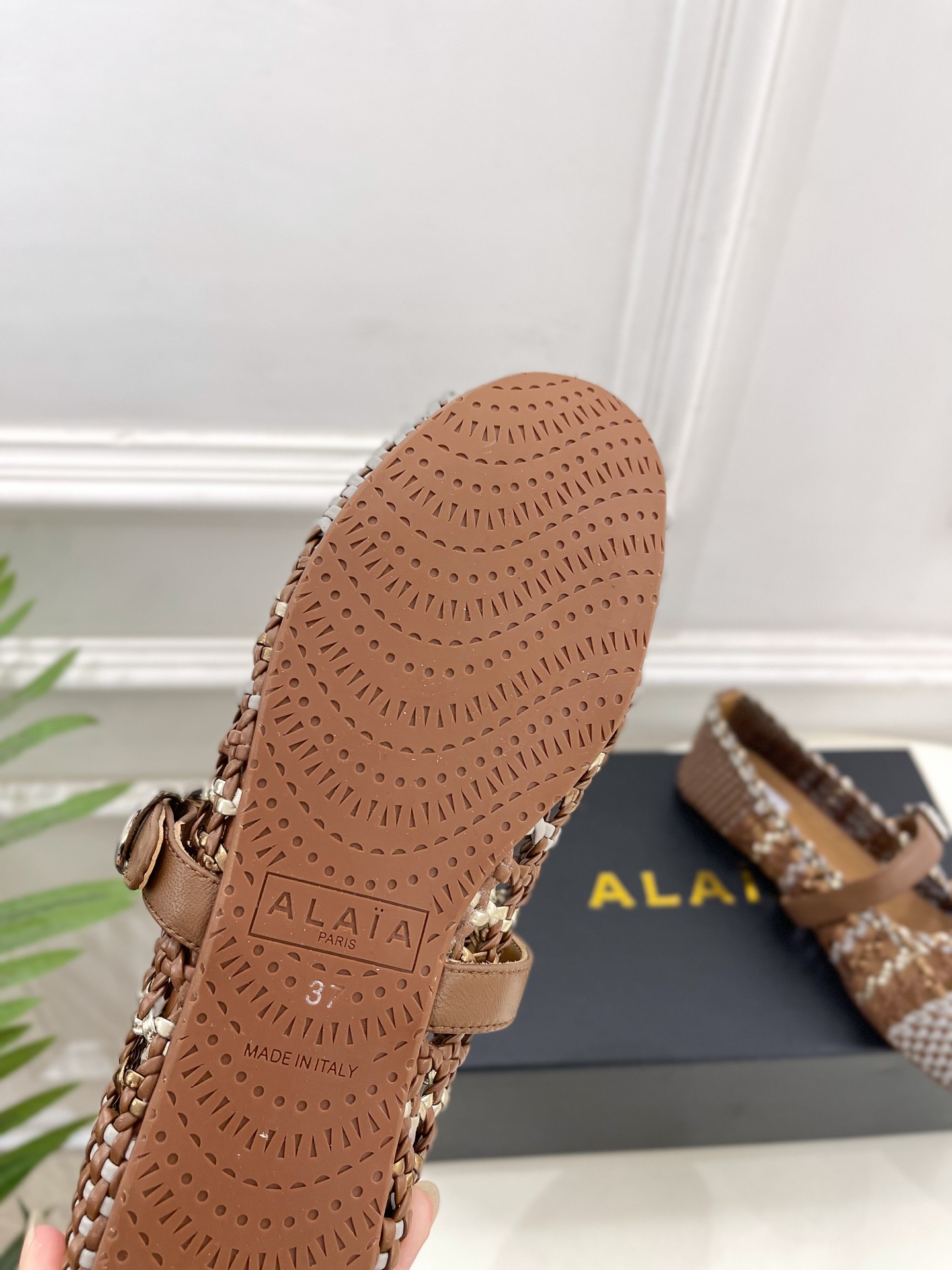 ALAÏA 阿莱亚25SS春夏新品 镂空编织玛丽珍鞋
—————————
Alaïa作为这两年最受欢迎的