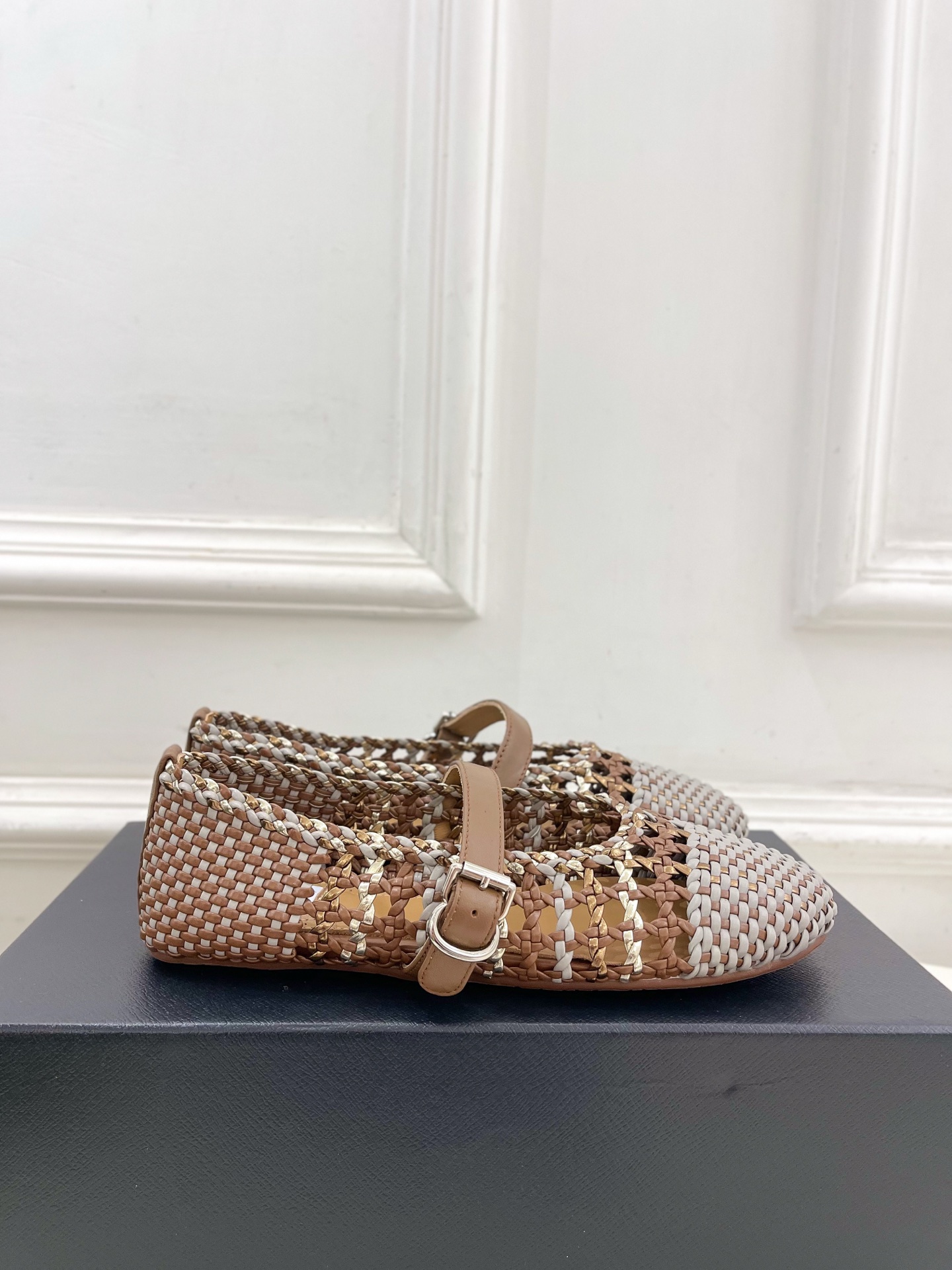 ALAÏA 阿莱亚25SS春夏新品 镂空编织玛丽珍鞋
—————————
Alaïa作为这两年最受欢迎的