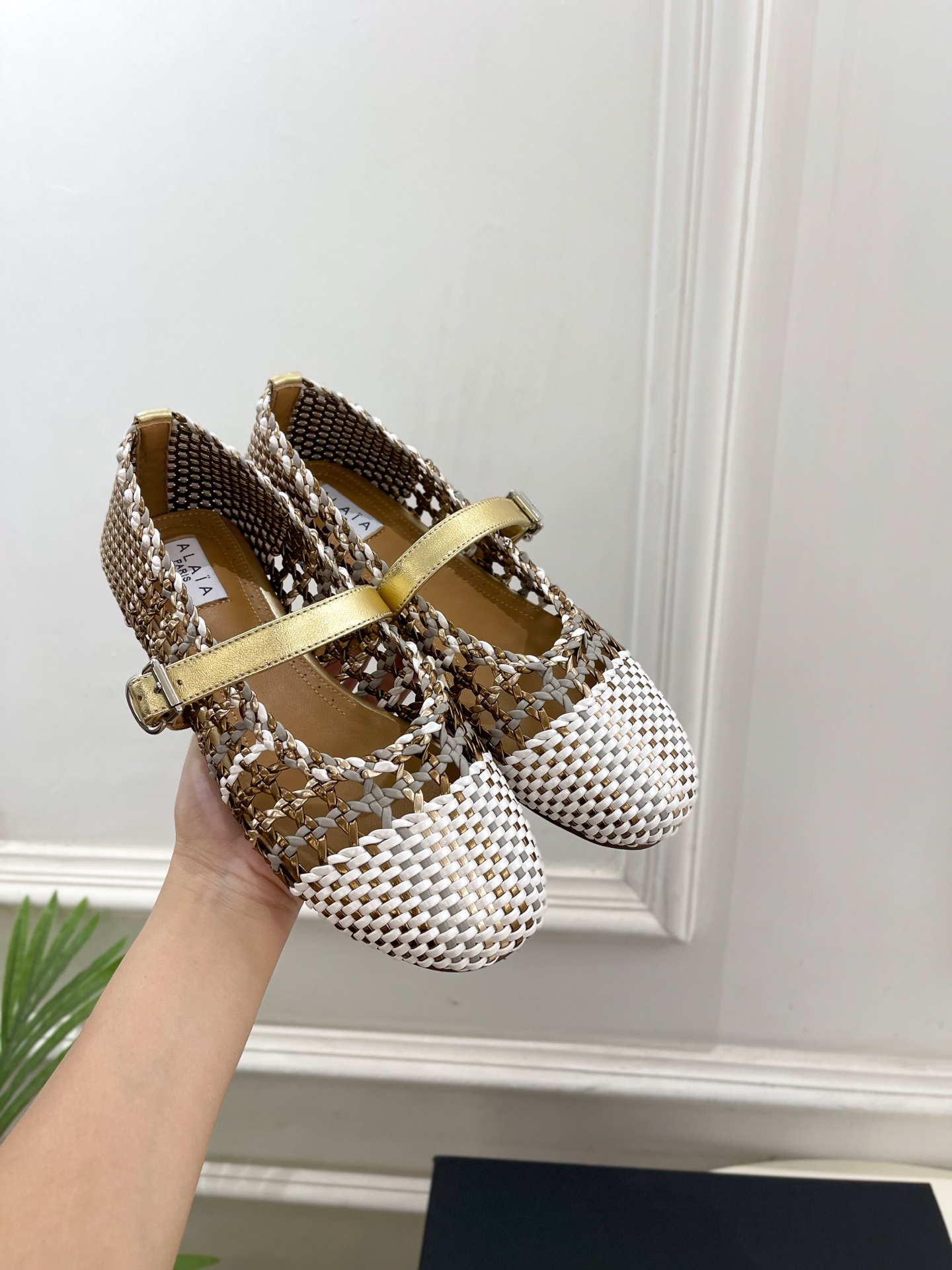 ALAÏA 阿莱亚25SS春夏新品 镂空编织玛丽珍鞋
—————————
Alaïa作为这两年最受欢迎的