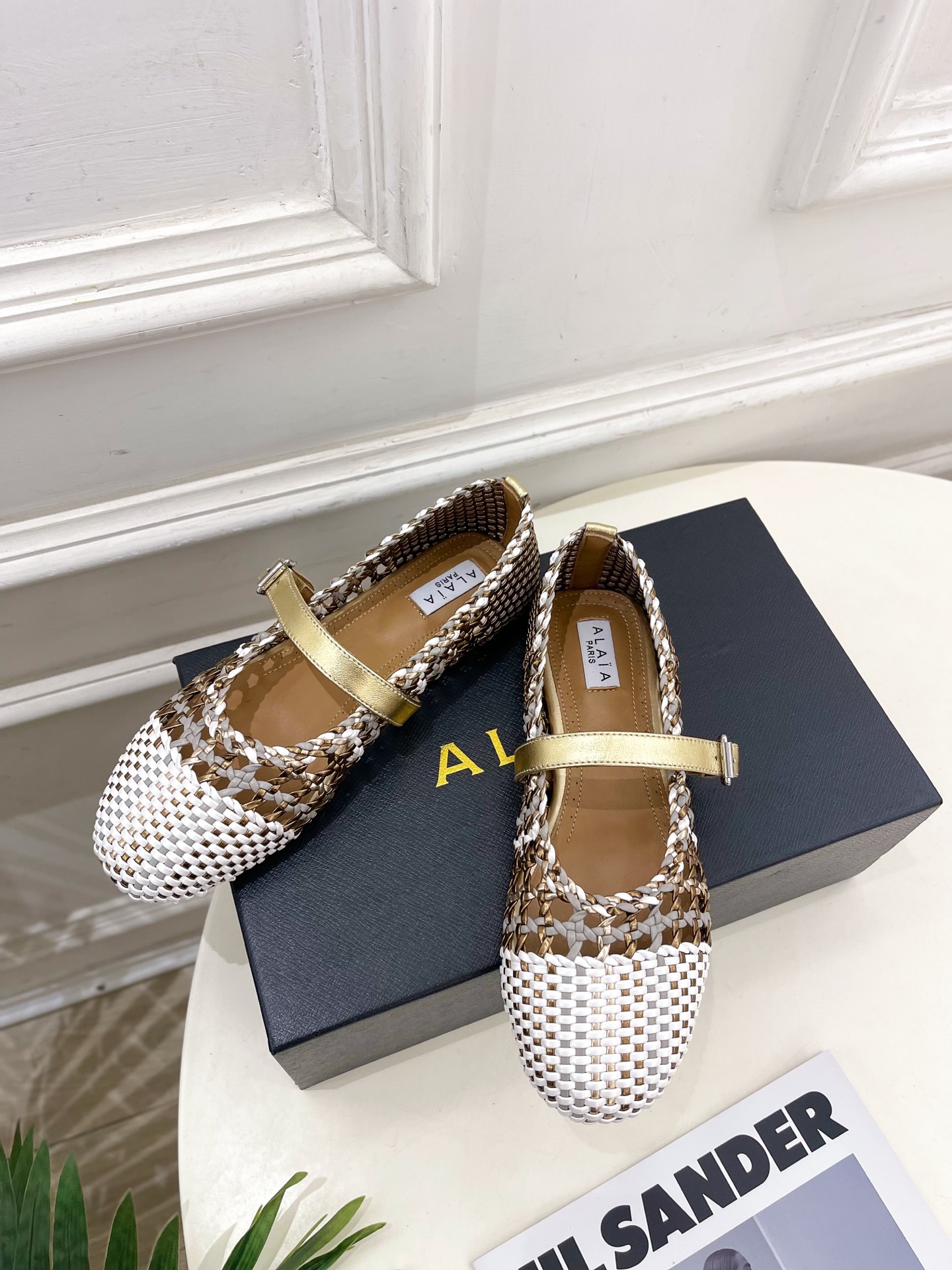 ALAÏA 阿莱亚25SS春夏新品 镂空编织玛丽珍鞋
—————————
Alaïa作为这两年最受欢迎的