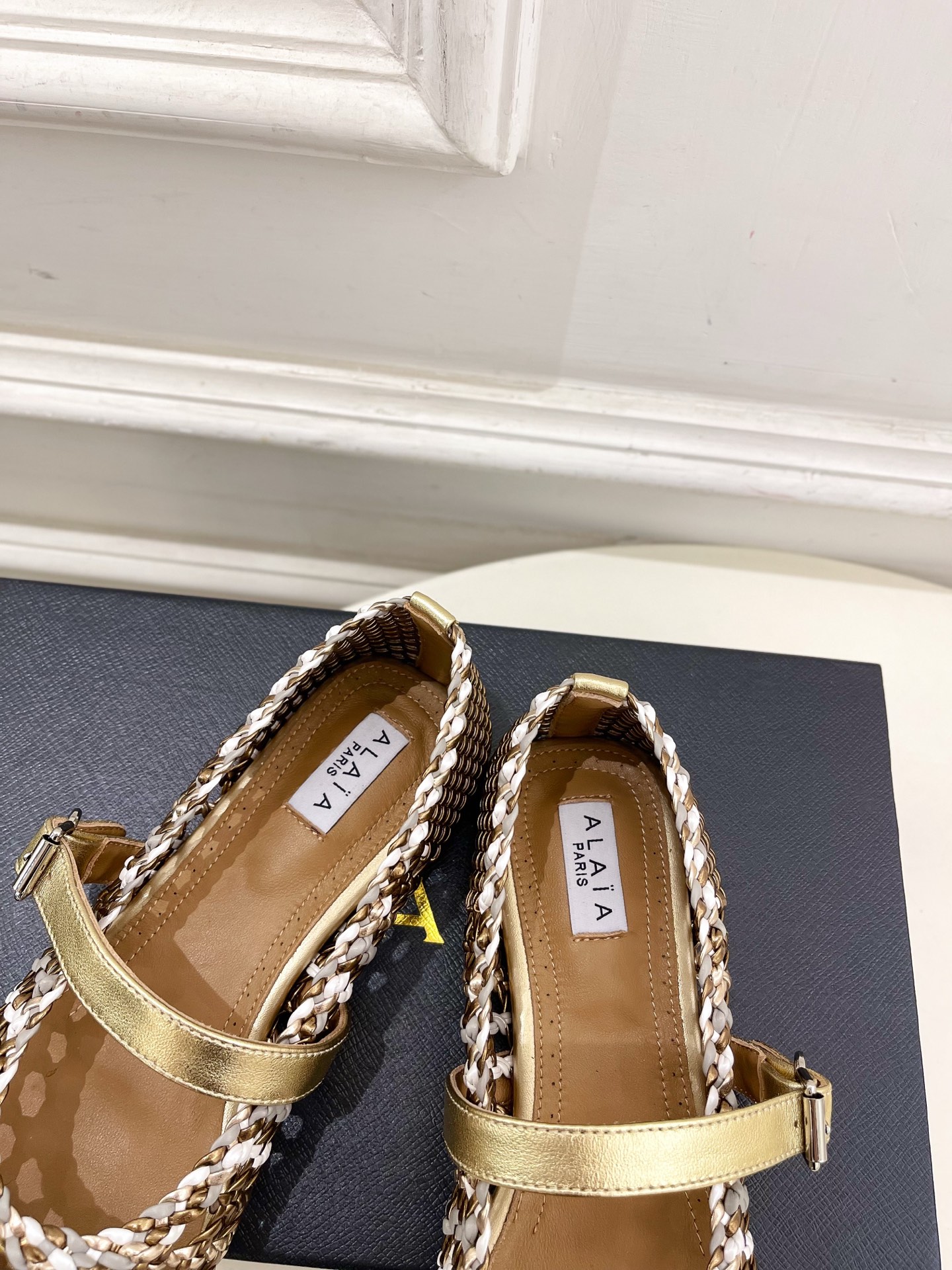 ALAÏA 阿莱亚25SS春夏新品 镂空编织玛丽珍鞋
—————————
Alaïa作为这两年最受欢迎的