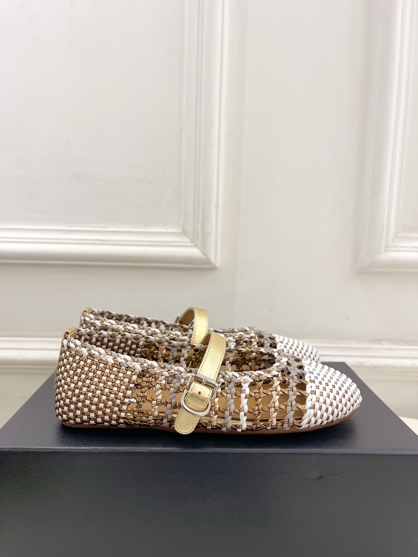 ALAÏA 阿莱亚25SS春夏新品 镂空编织玛丽珍鞋
—————————
Alaïa作为这两年最受欢迎的