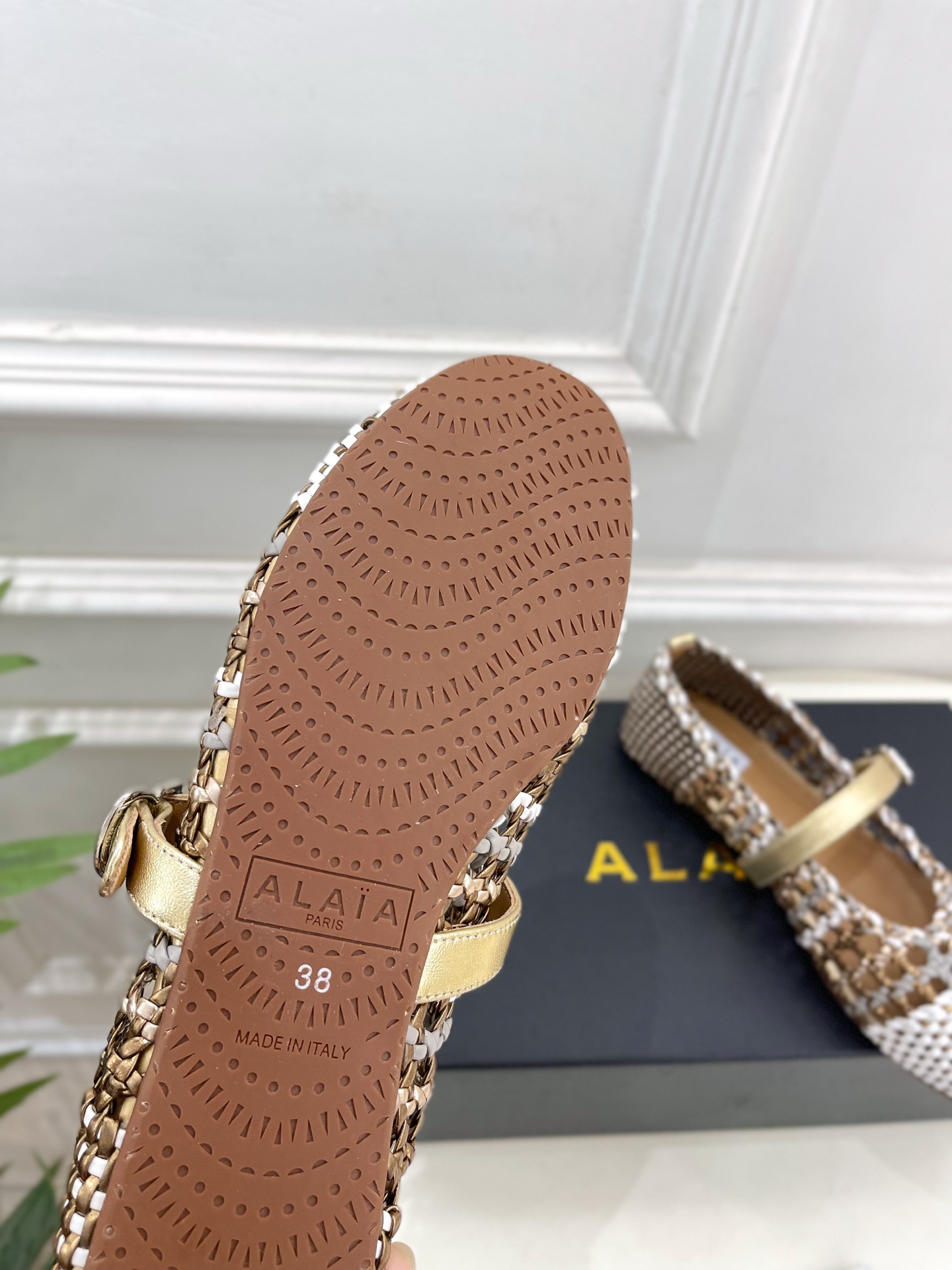ALAÏA 阿莱亚25SS春夏新品 镂空编织玛丽珍鞋
—————————
Alaïa作为这两年最受欢迎的