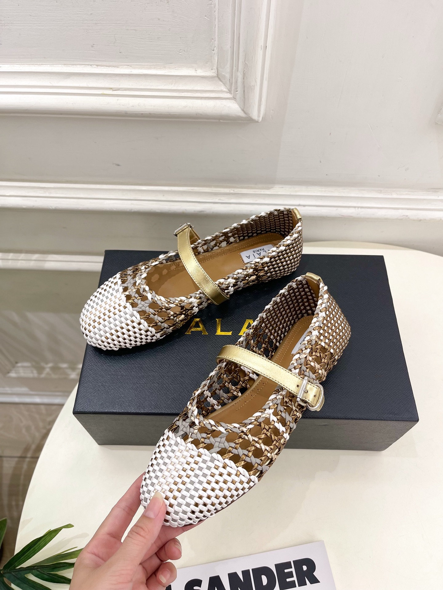 ALAÏA 阿莱亚25SS春夏新品 镂空编织玛丽珍鞋
—————————
Alaïa作为这两年最受欢迎的