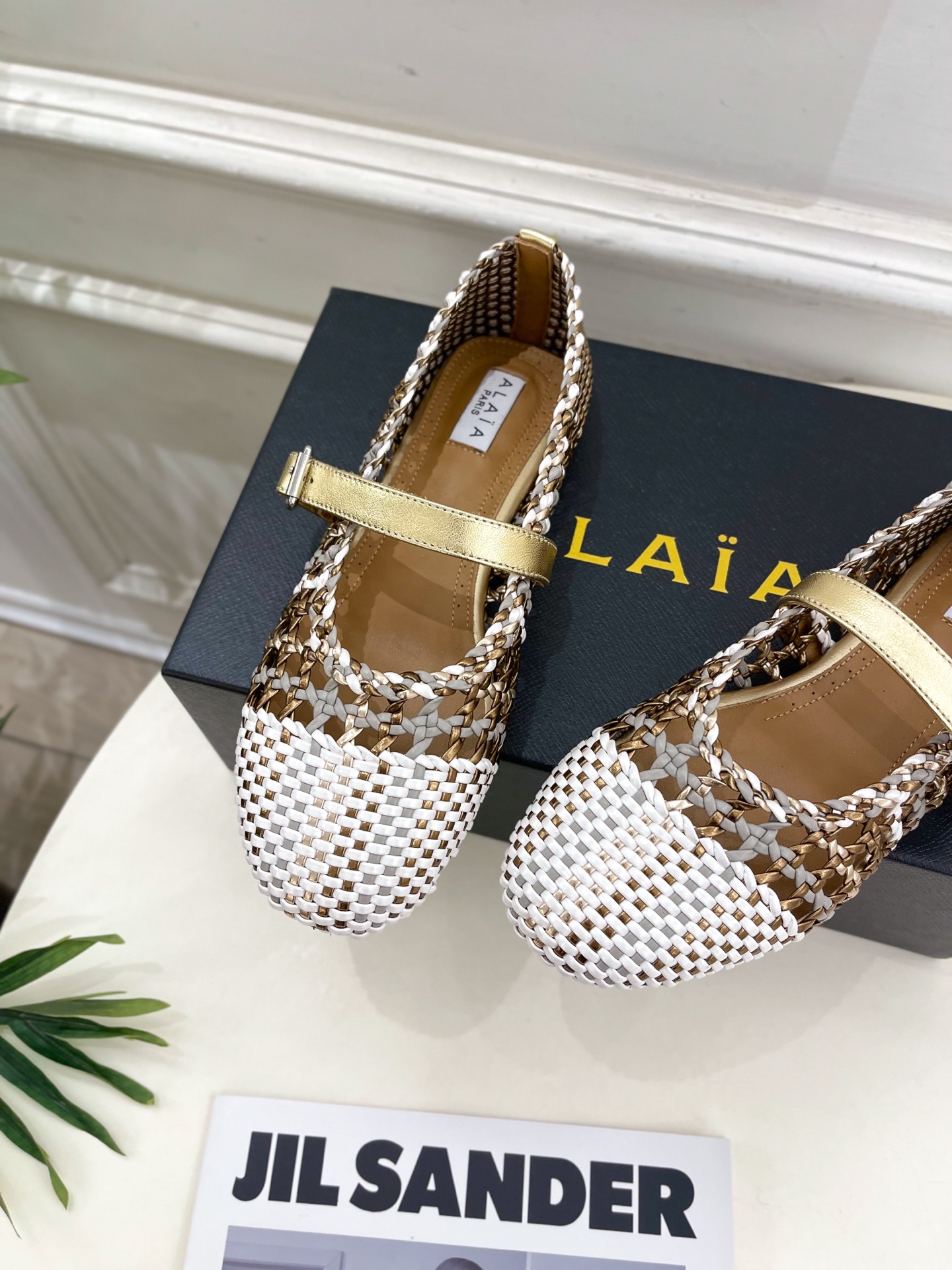 ALAÏA 阿莱亚25SS春夏新品 镂空编织玛丽珍鞋
—————————
Alaïa作为这两年最受欢迎的