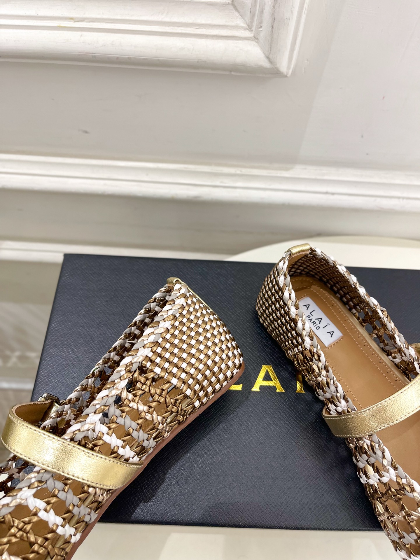 ALAÏA 阿莱亚25SS春夏新品 镂空编织玛丽珍鞋
—————————
Alaïa作为这两年最受欢迎的
