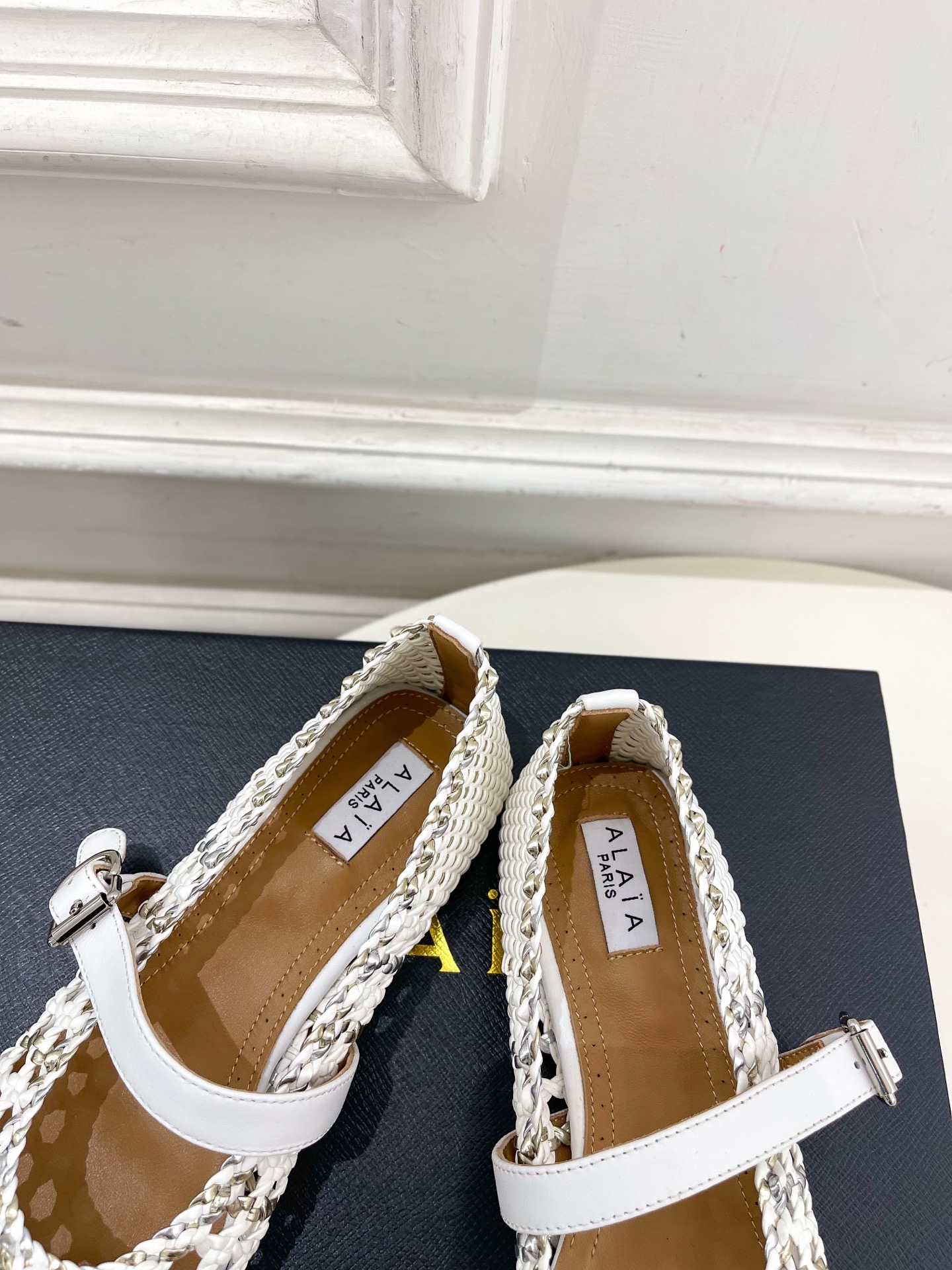 ALAÏA 阿莱亚25SS春夏新品 镂空编织玛丽珍鞋
—————————
Alaïa作为这两年最受欢迎的