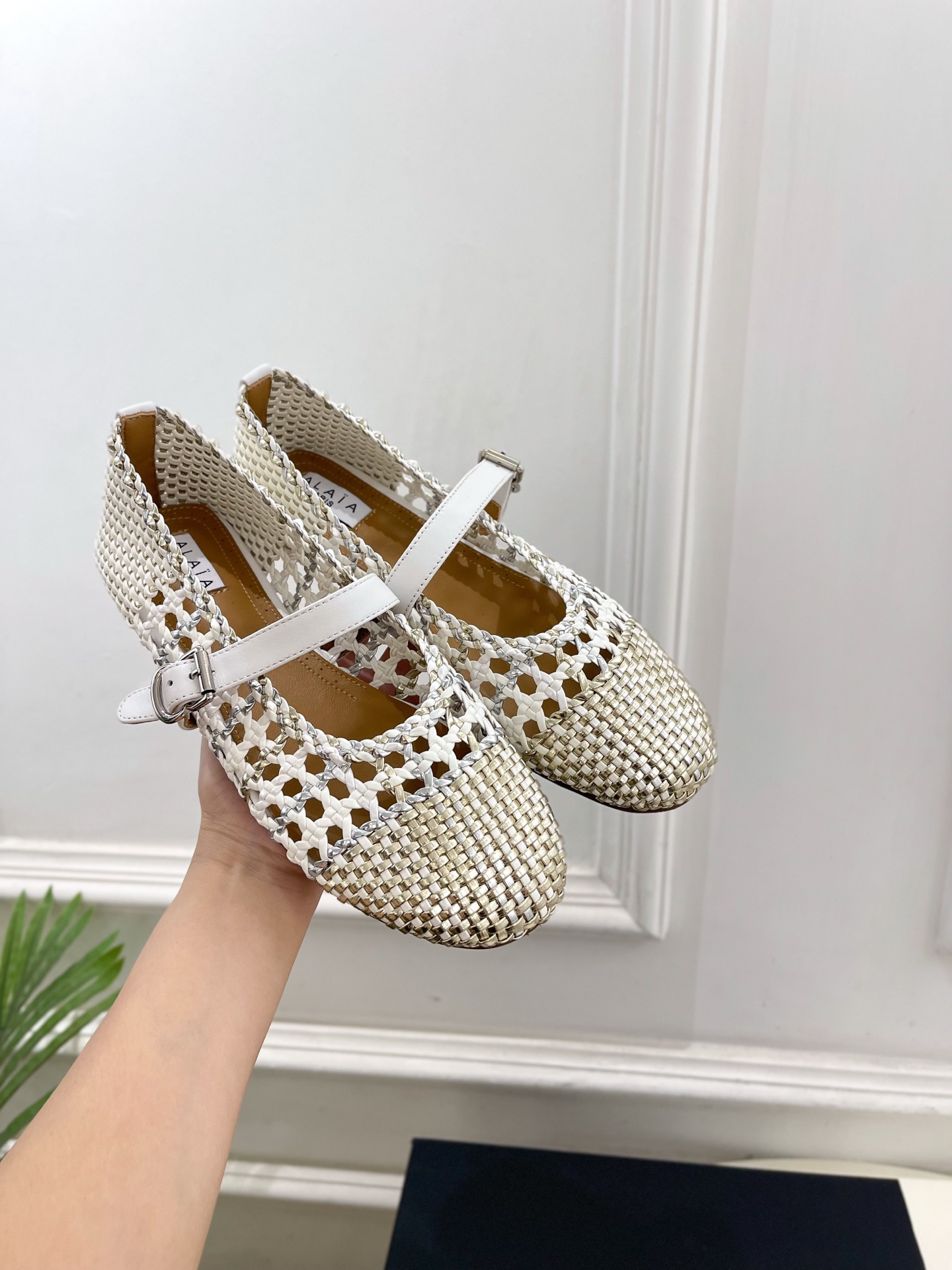 ALAÏA 阿莱亚25SS春夏新品 镂空编织玛丽珍鞋
—————————
Alaïa作为这两年最受欢迎的