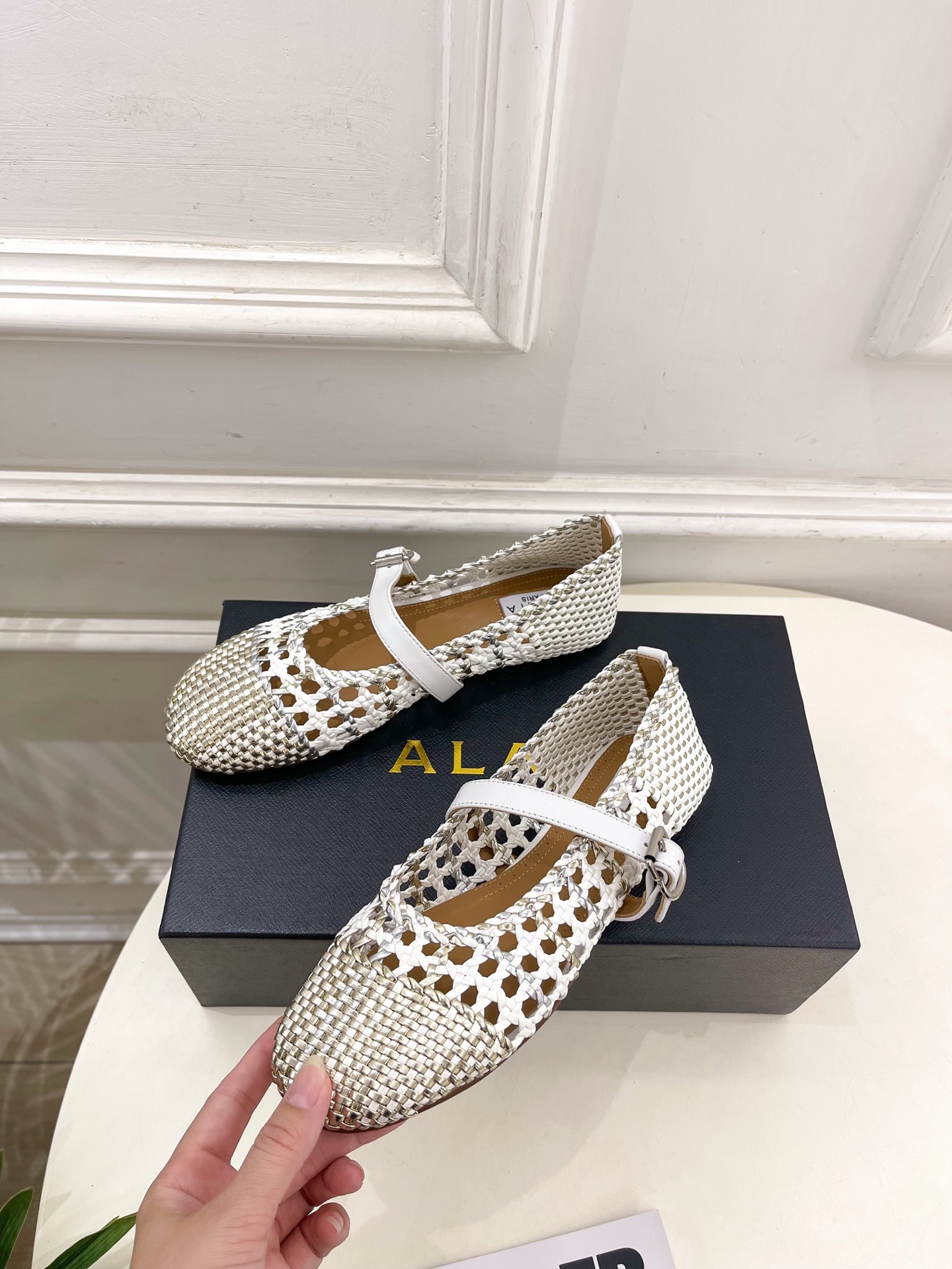 ALAÏA 阿莱亚25SS春夏新品 镂空编织玛丽珍鞋
—————————
Alaïa作为这两年最受欢迎的