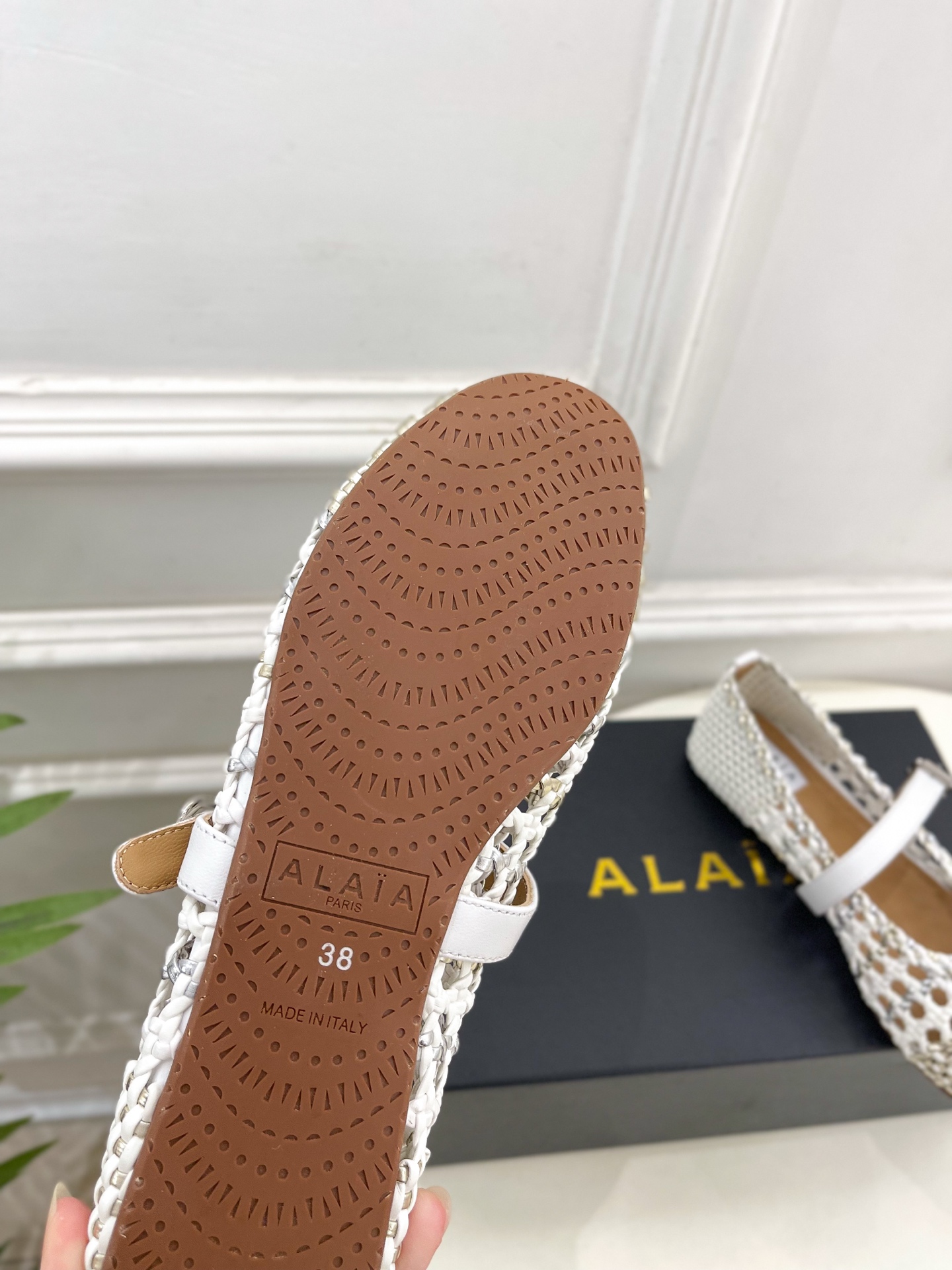 ALAÏA 阿莱亚25SS春夏新品 镂空编织玛丽珍鞋
—————————
Alaïa作为这两年最受欢迎的