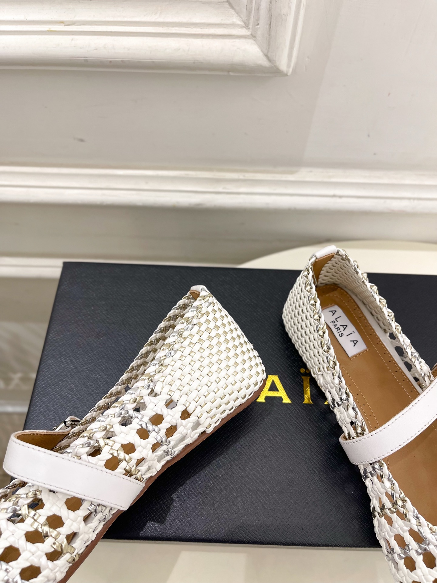 ALAÏA 阿莱亚25SS春夏新品 镂空编织玛丽珍鞋
—————————
Alaïa作为这两年最受欢迎的