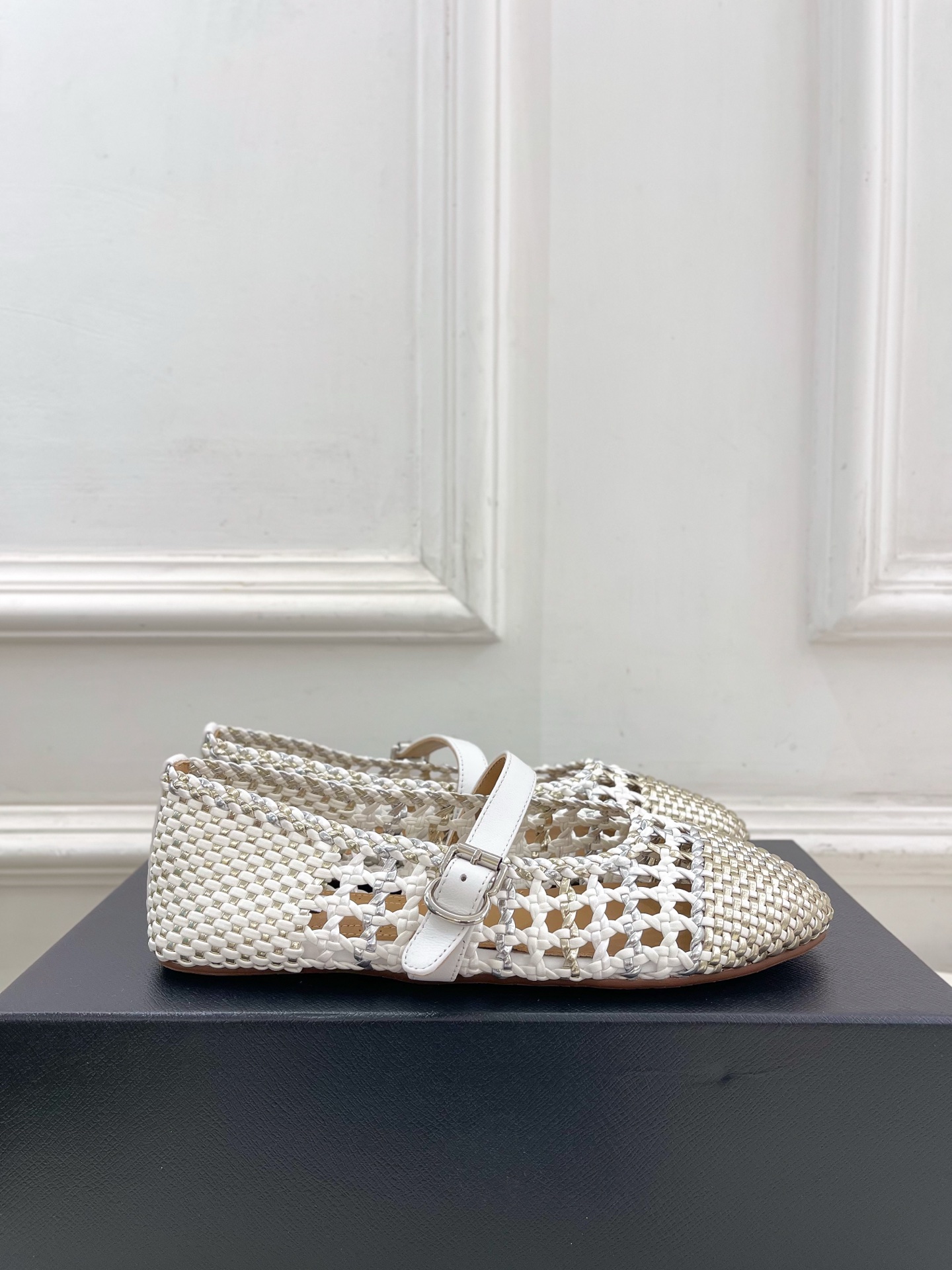 ALAÏA 阿莱亚25SS春夏新品 镂空编织玛丽珍鞋
—————————
Alaïa作为这两年最受欢迎的