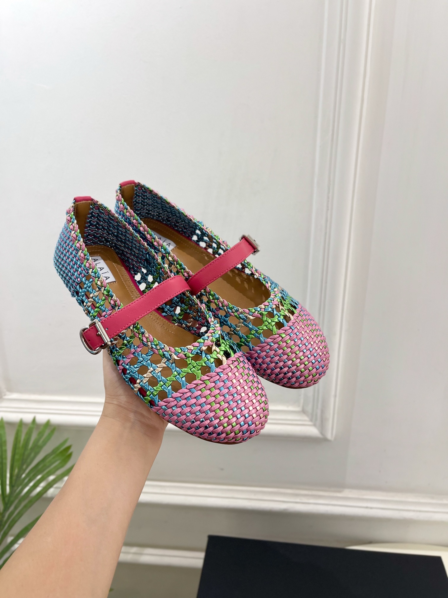 ALAÏA 阿莱亚25SS春夏新品 镂空编织玛丽珍鞋
—————————
Alaïa作为这两年最受欢迎的