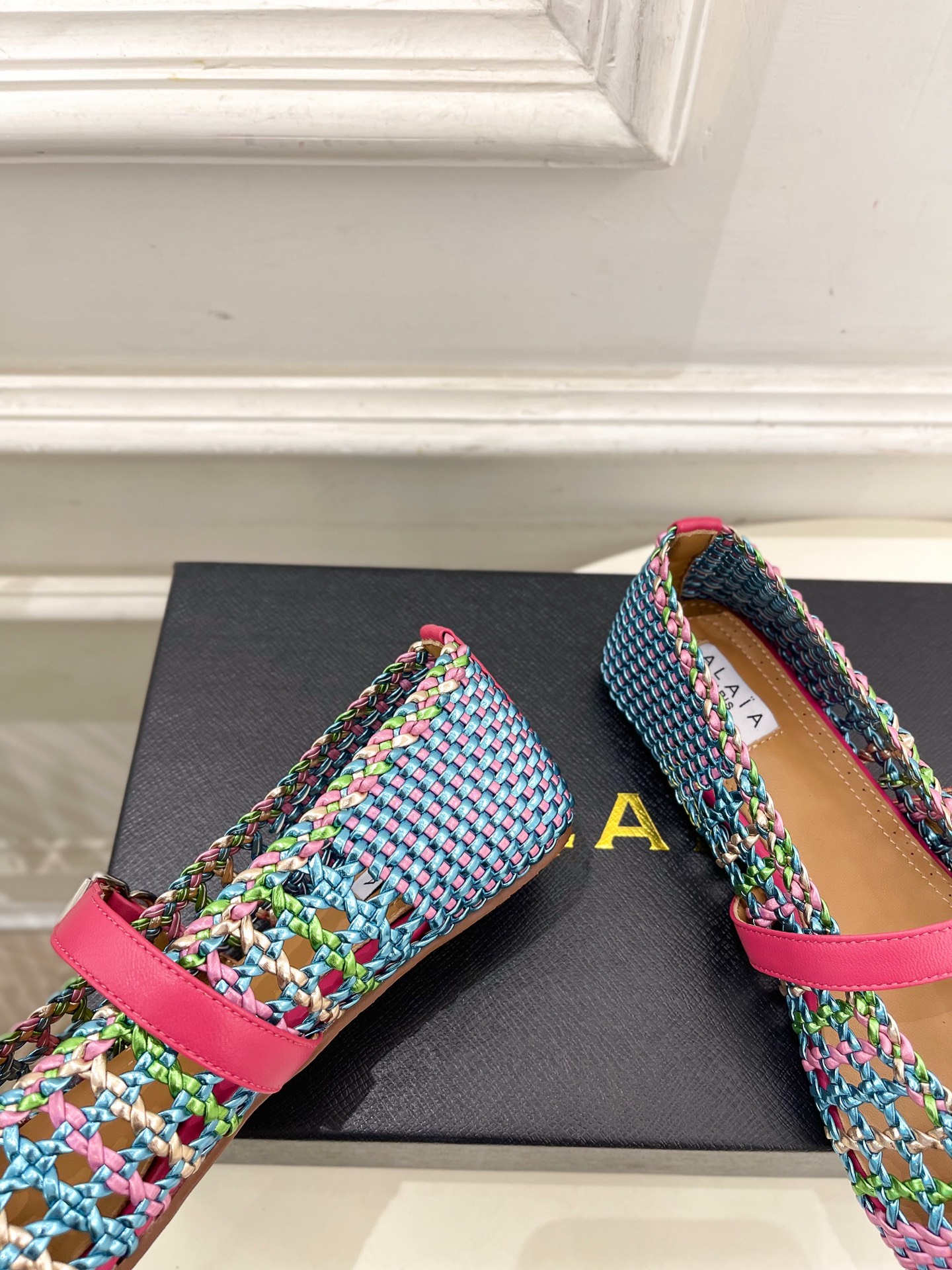 ALAÏA 阿莱亚25SS春夏新品 镂空编织玛丽珍鞋
—————————
Alaïa作为这两年最受欢迎的