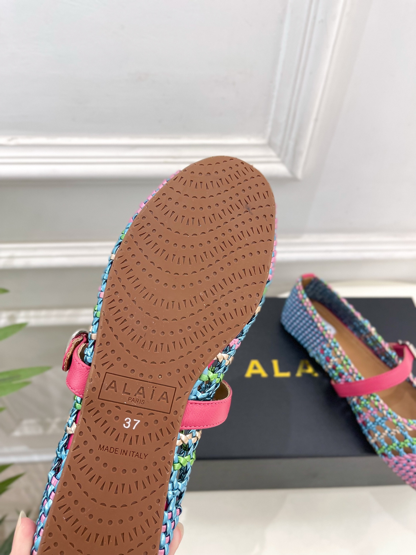 ALAÏA 阿莱亚25SS春夏新品 镂空编织玛丽珍鞋
—————————
Alaïa作为这两年最受欢迎的