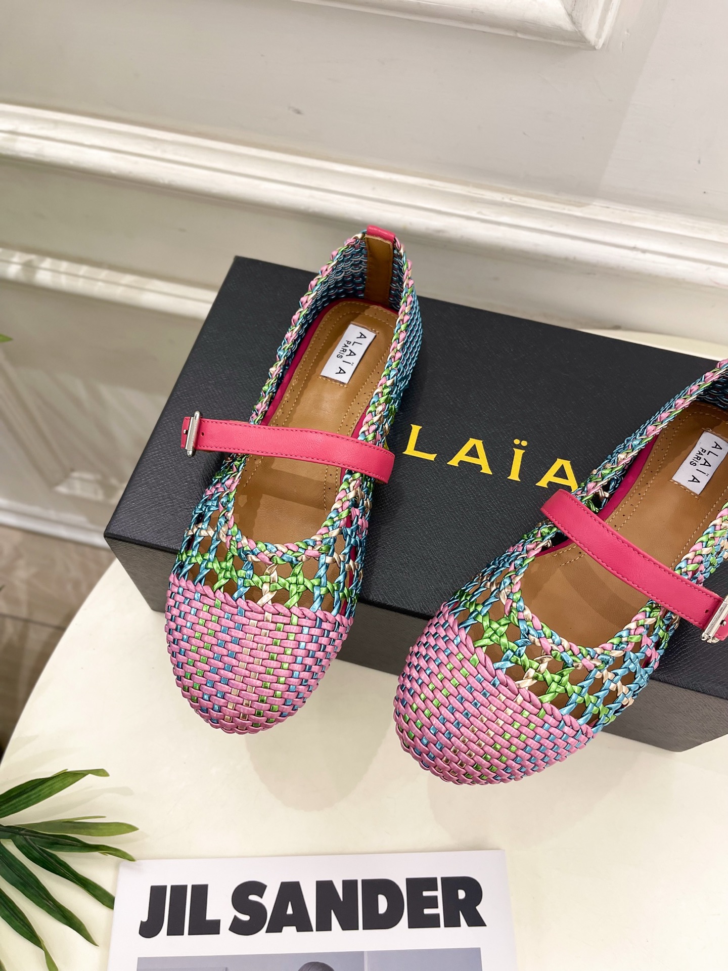 ALAÏA 阿莱亚25SS春夏新品 镂空编织玛丽珍鞋
—————————
Alaïa作为这两年最受欢迎的