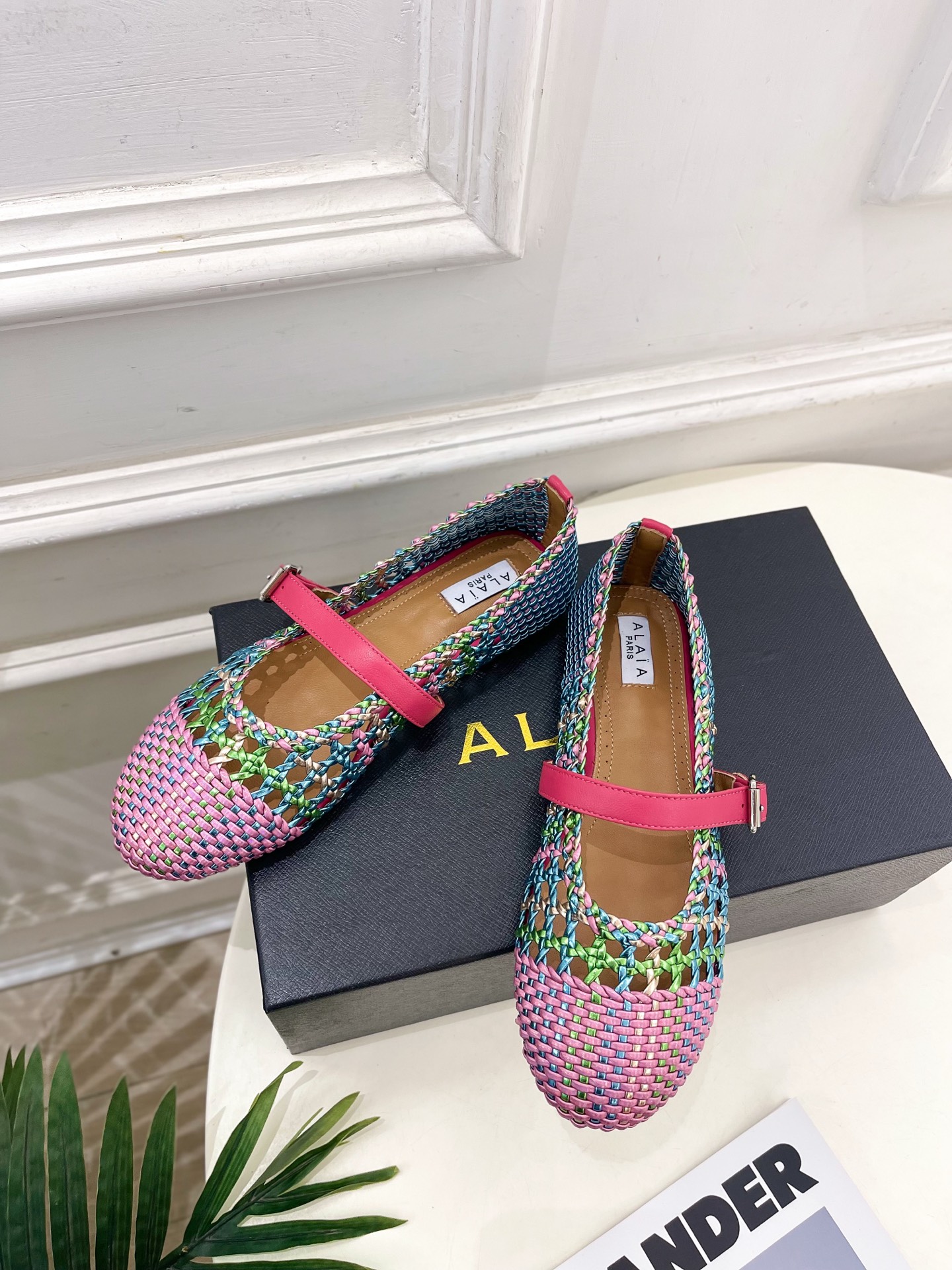 ALAÏA 阿莱亚25SS春夏新品 镂空编织玛丽珍鞋
—————————
Alaïa作为这两年最受欢迎的