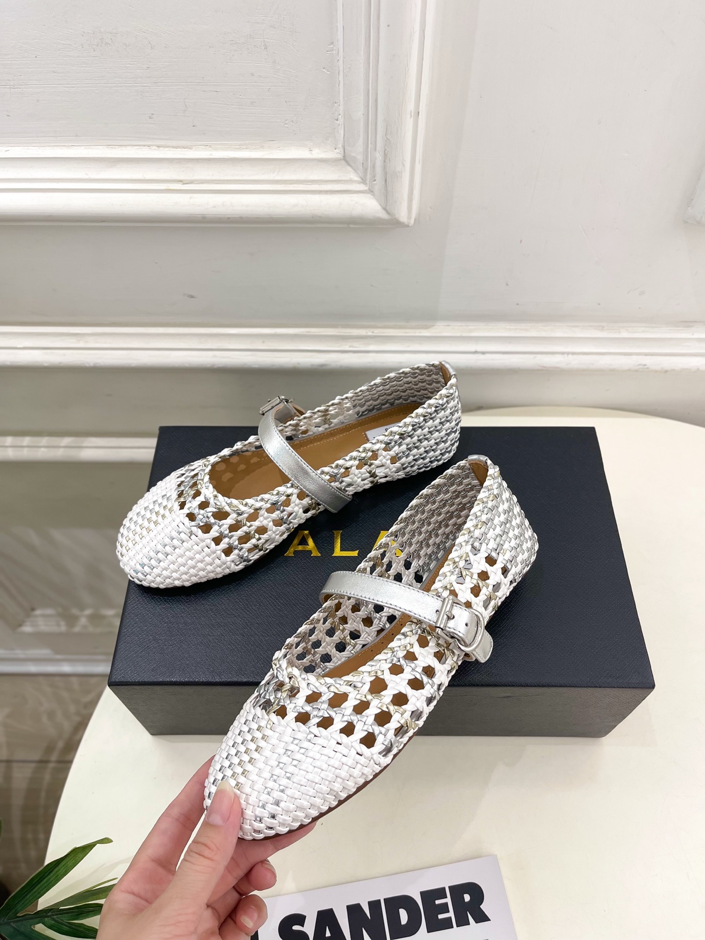 ALAÏA 阿莱亚25SS春夏新品 镂空编织玛丽珍鞋
—————————
Alaïa作为这两年最受欢迎的