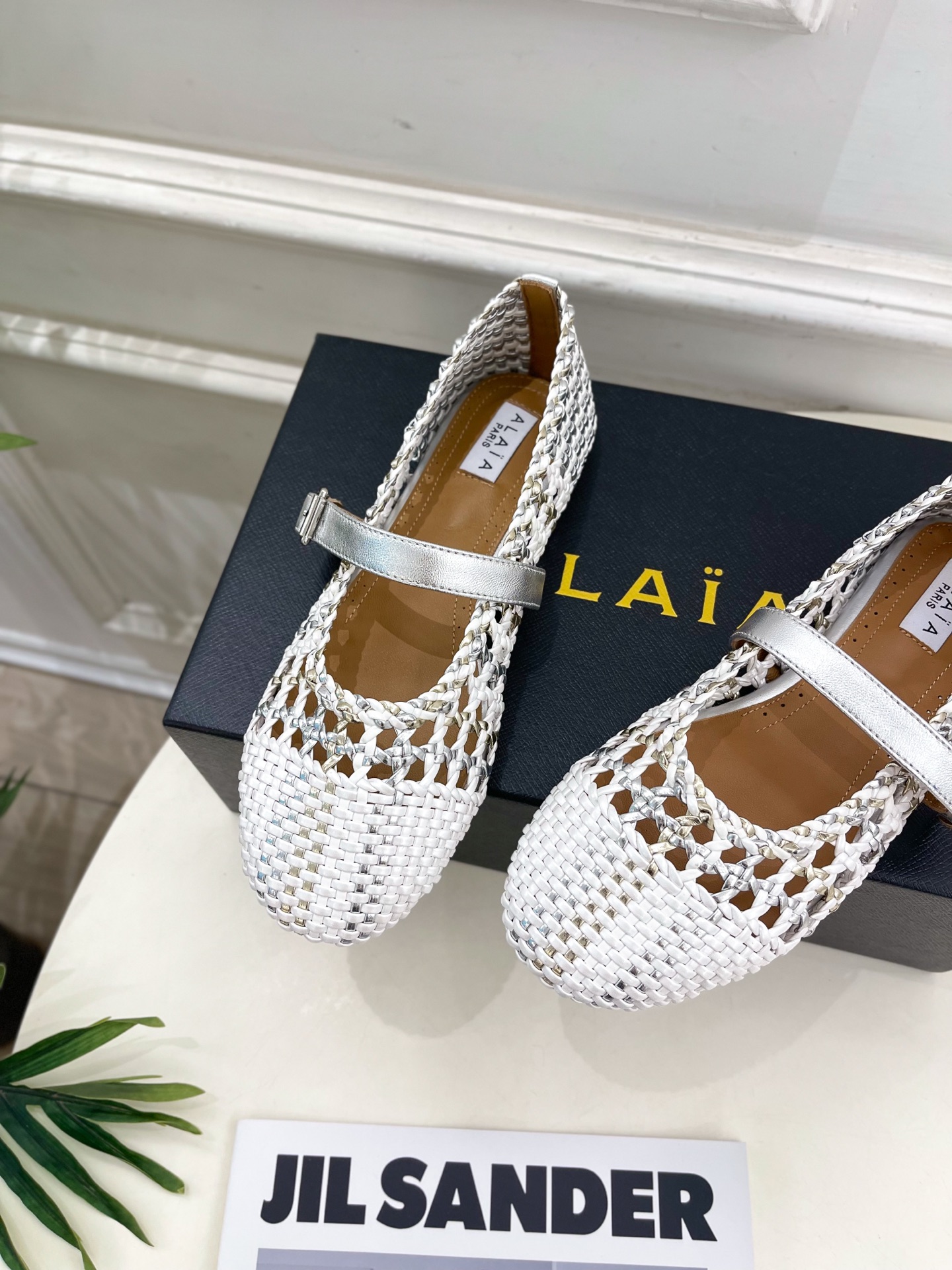 ALAÏA 阿莱亚25SS春夏新品 镂空编织玛丽珍鞋
—————————
Alaïa作为这两年最受欢迎的